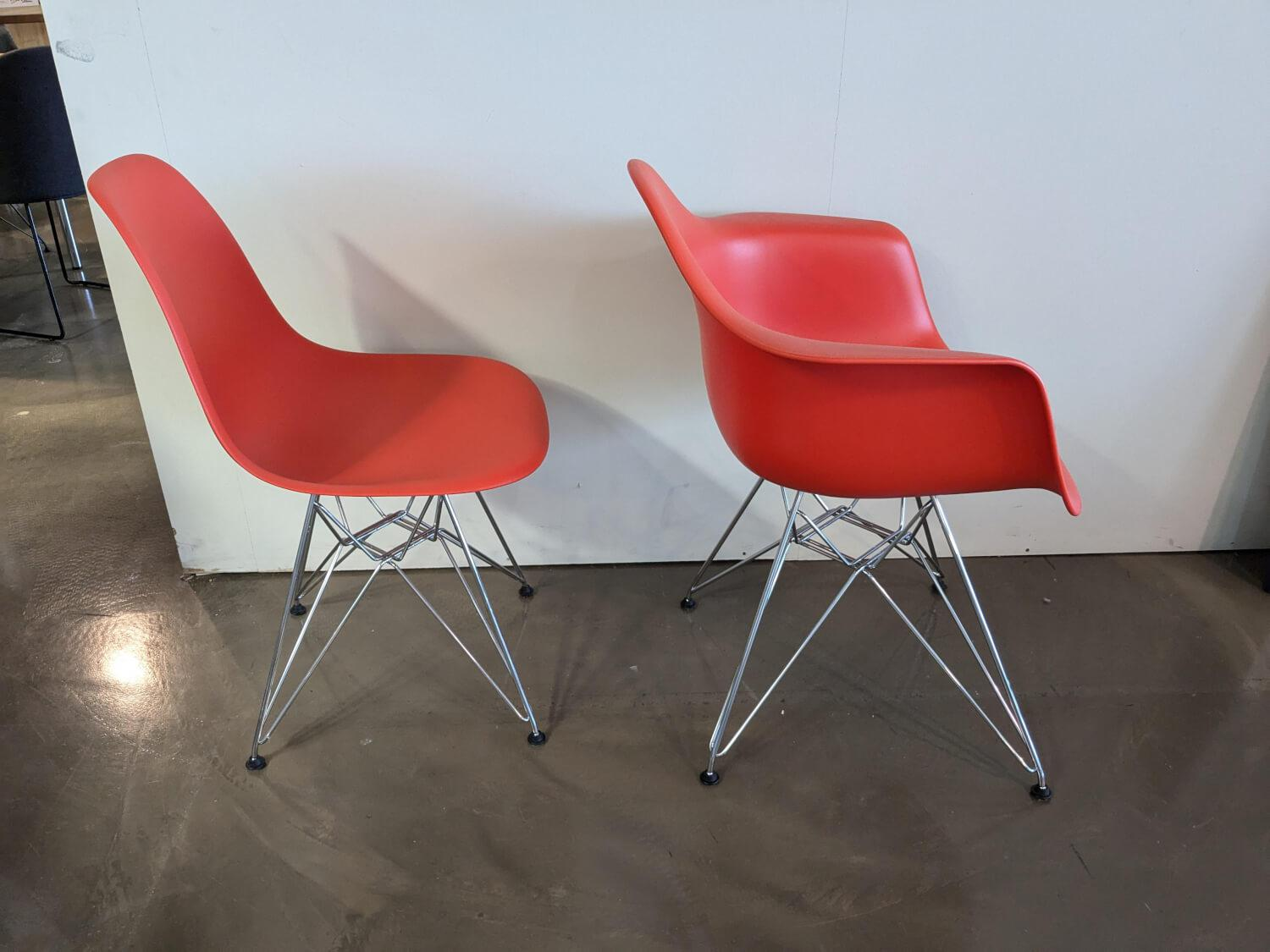 Vitra - 2er Set Eames Plastic Sidechair Und Armchair Sitzschale Kunststoff Oxidrot Rot Gestell Metall Verchromt - 7