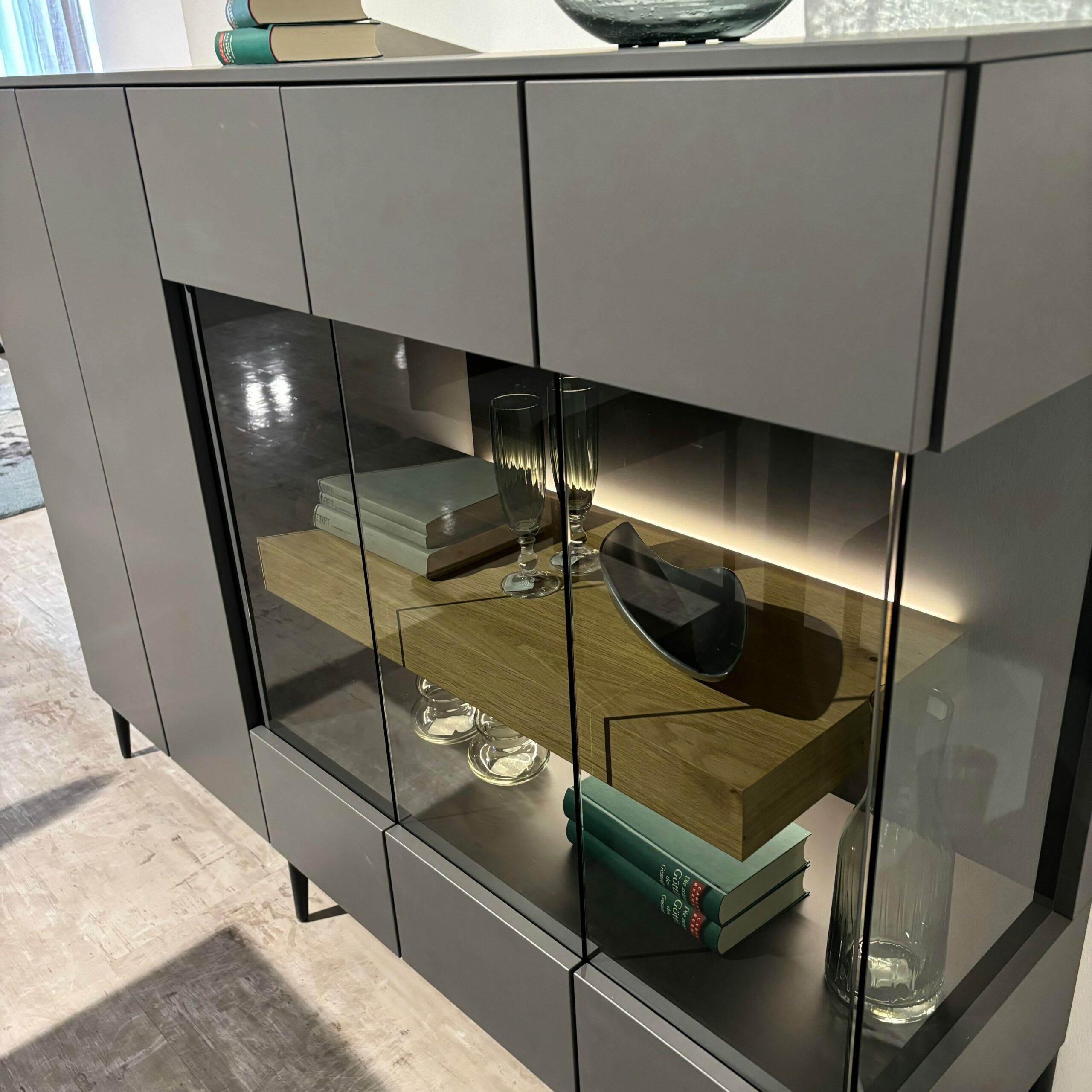 Loddenkemper - Highboard Lea Balkeneiche Lackiert Schiefergrau Grau Mit Glaseinsatz Türen Push To Open  Füße Schwarz - 5
