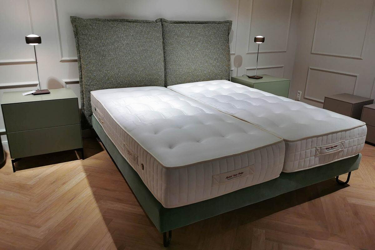 Treca Interiors - Boxspringbett Angele Neo Stoff Tilda Emeraude Grün Fuß Altbronze mit 2 Matratzen - 5