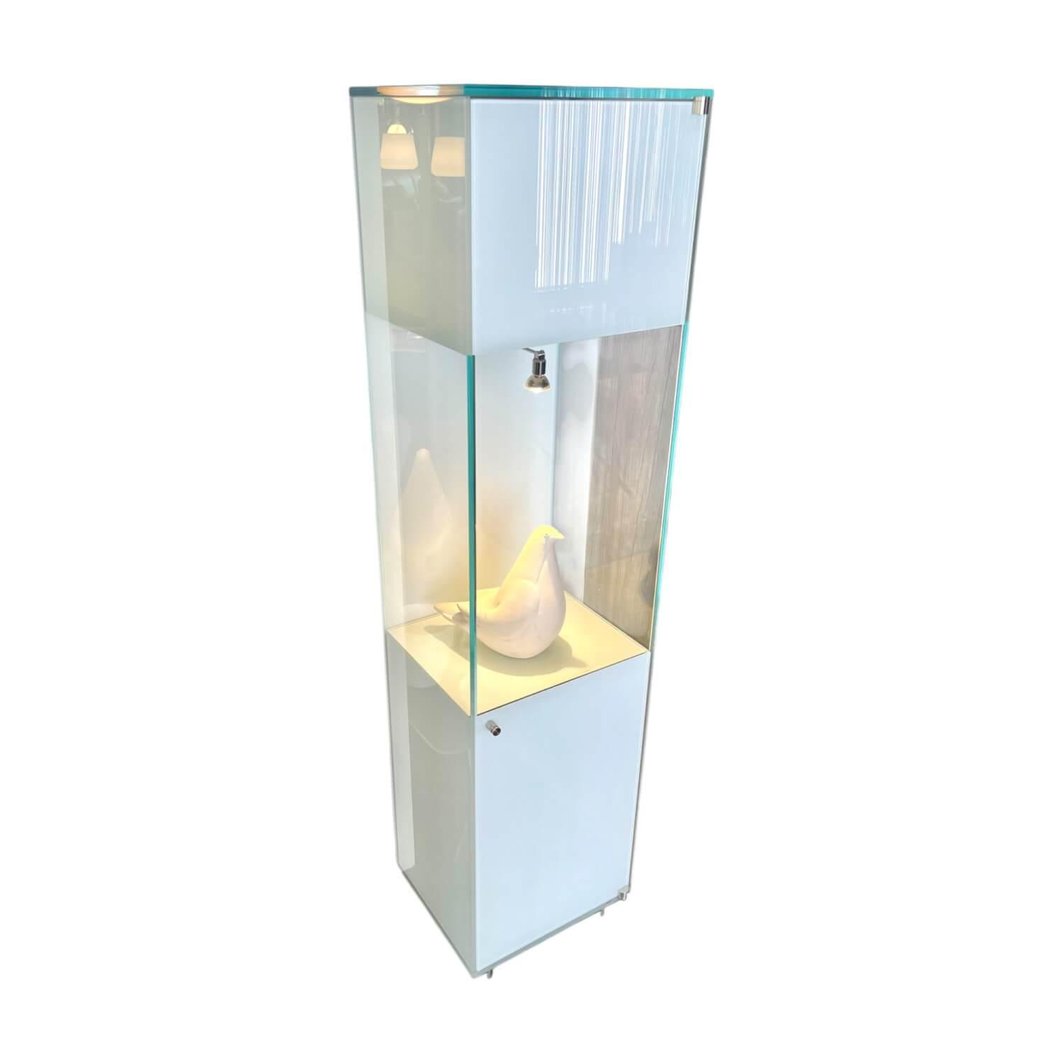Dreieck - Vitrine Solus Türen Optiwhiteglas Partiell Mit Colorlack Weiß Korpus Metallteile Edelstahl Mit LED Beleuchtung - 1