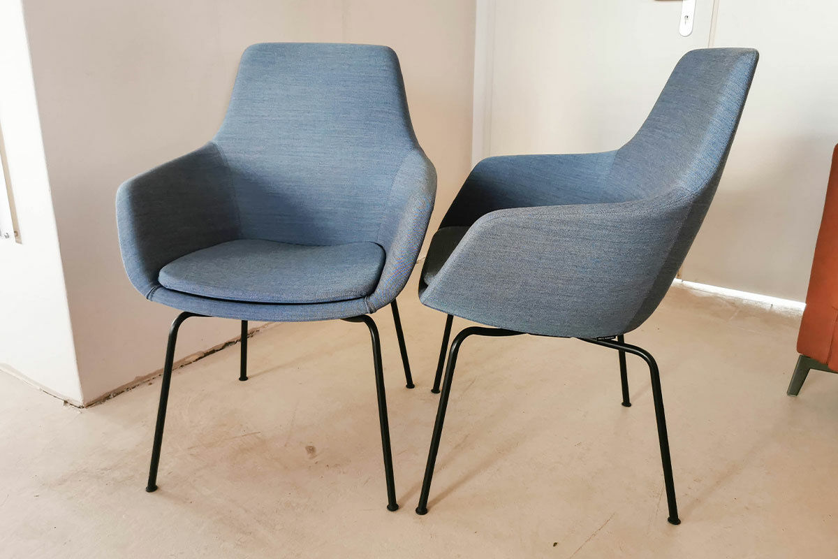 Fritz Hansen - 2er-Set Armlehnstuhl Little Giraffe Stoff Remix Blau Gestell Schwarz Bezug Abnehmbar - 7