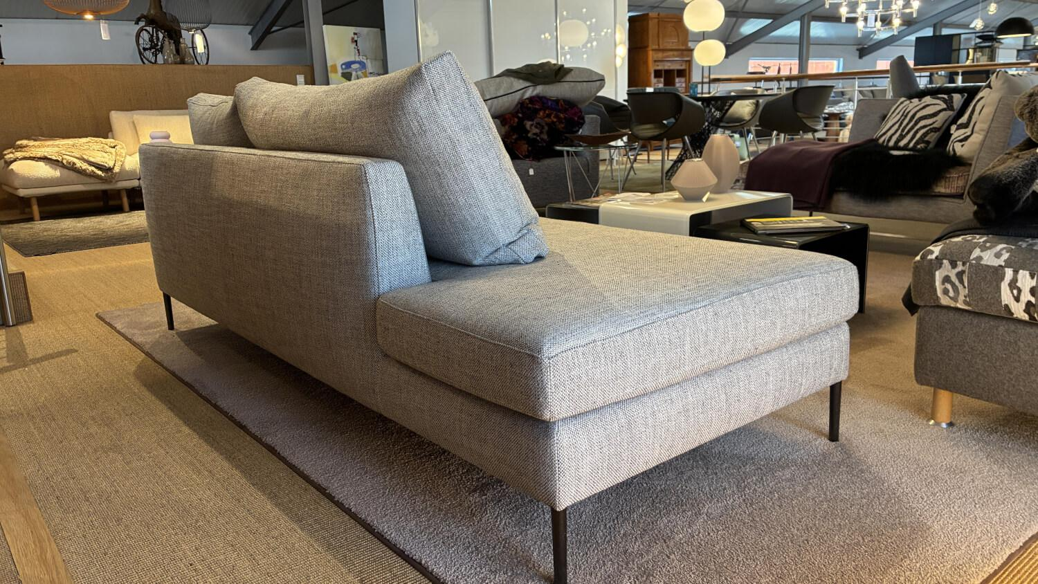 Montis - Sofa Daley Dormeuse Stoff Grau Füße Metall Schwarz - 4