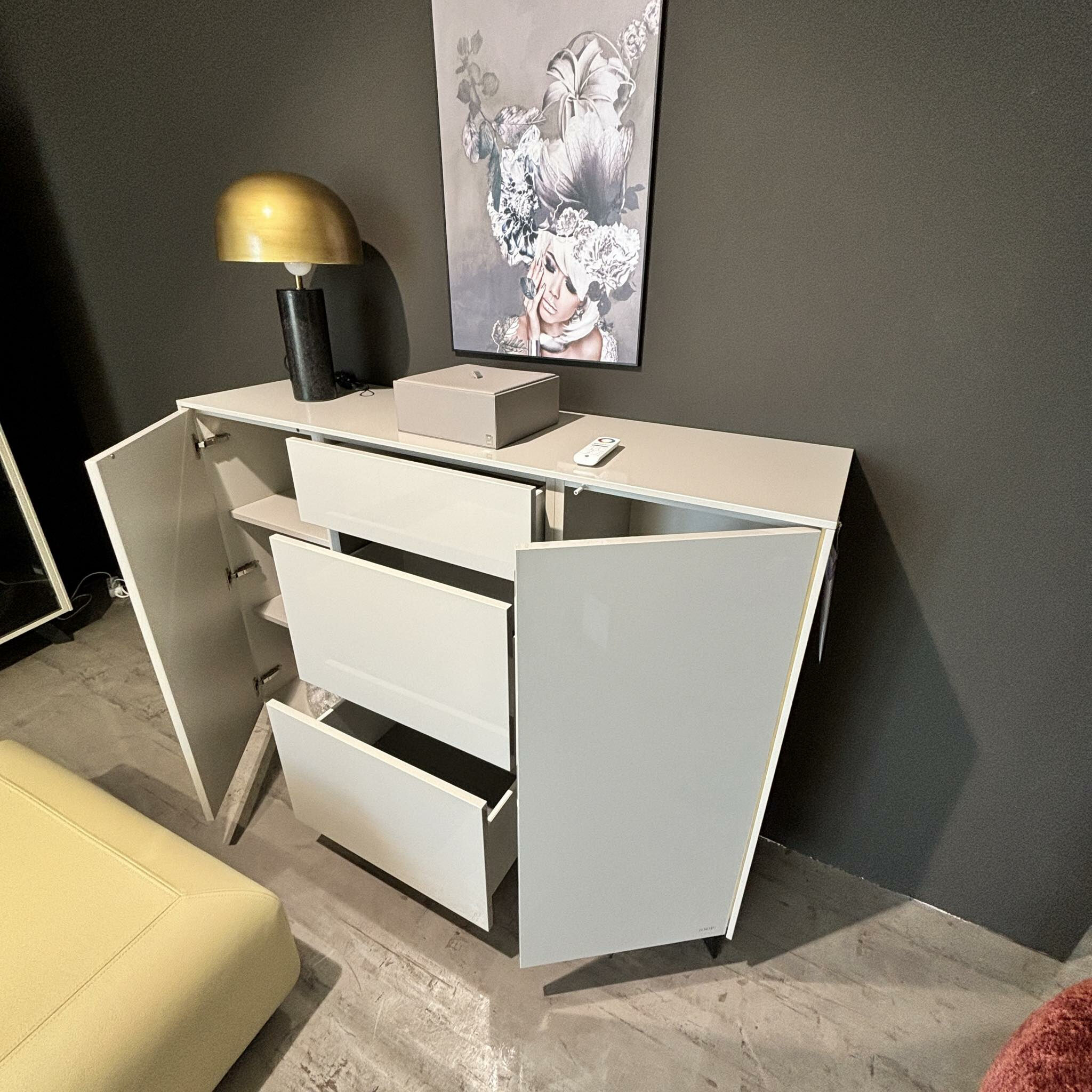 JOOP! - Sideboard Gloss Curves Lack Kristallgrau Grau Füße Metall Schwarz Mit LED Beleuchtung - 2