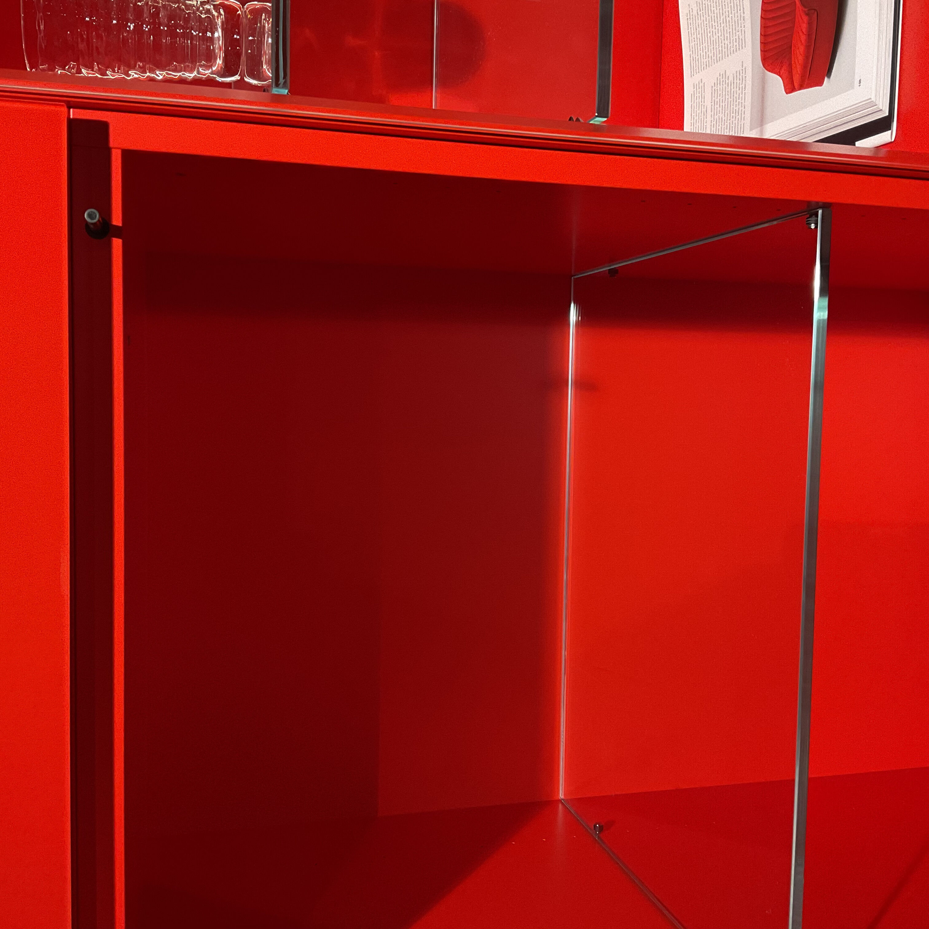 Kettnaker - Vitrinenschrank Soma Lack Rot Abdeckplatte Glas Rot Mit Klarglas Inkl. Beleuchtung - 3