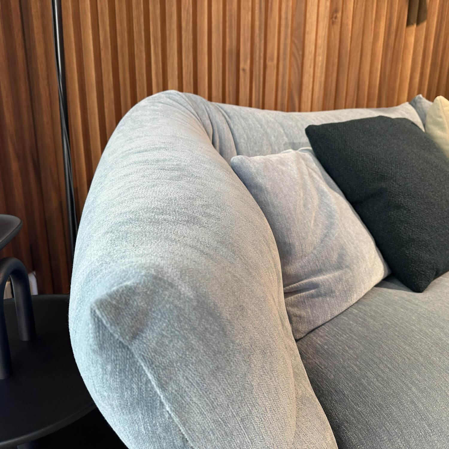 Cassina - Ecksofa Moncloud 865 Stoff Fox Cielo 316 Blau Füße Metall Schwarz Mit Kissen - 5