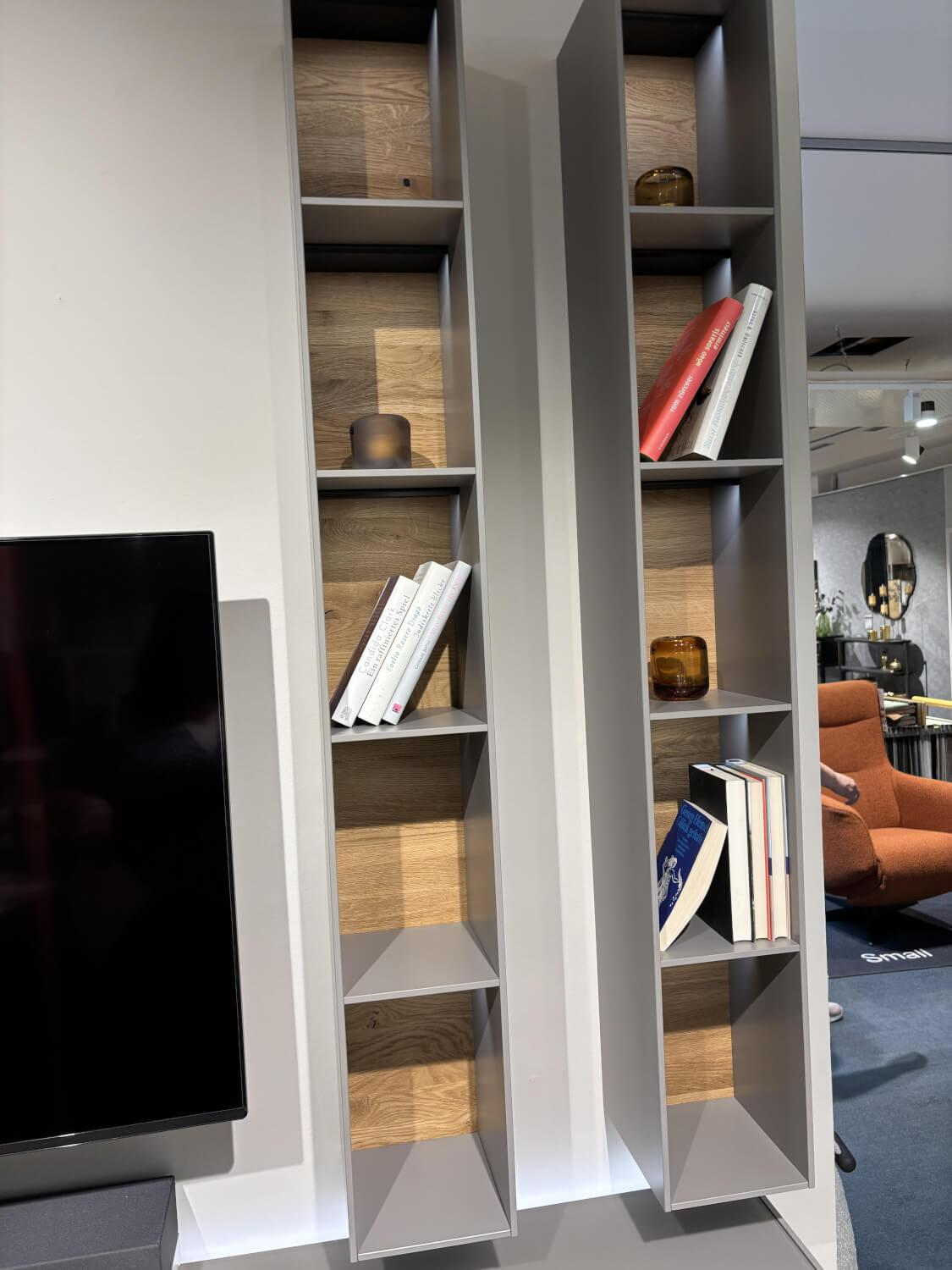 Musterring - Anbauwand Q Media 2.0 Glas Fango Satinato Grau Absetzung Eiche Massiv Gestell Chrom Gebürstet Mit Beleuchtung - 2