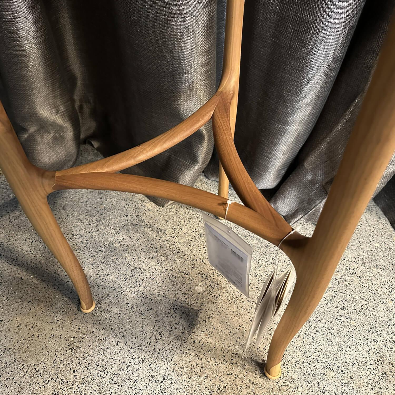 Cecotti - Beistelltisch Louis Primero Glasplatte Satinierter Rand Gestell Amerikanischer Nussbaum Mit Details In Ahorn - 5