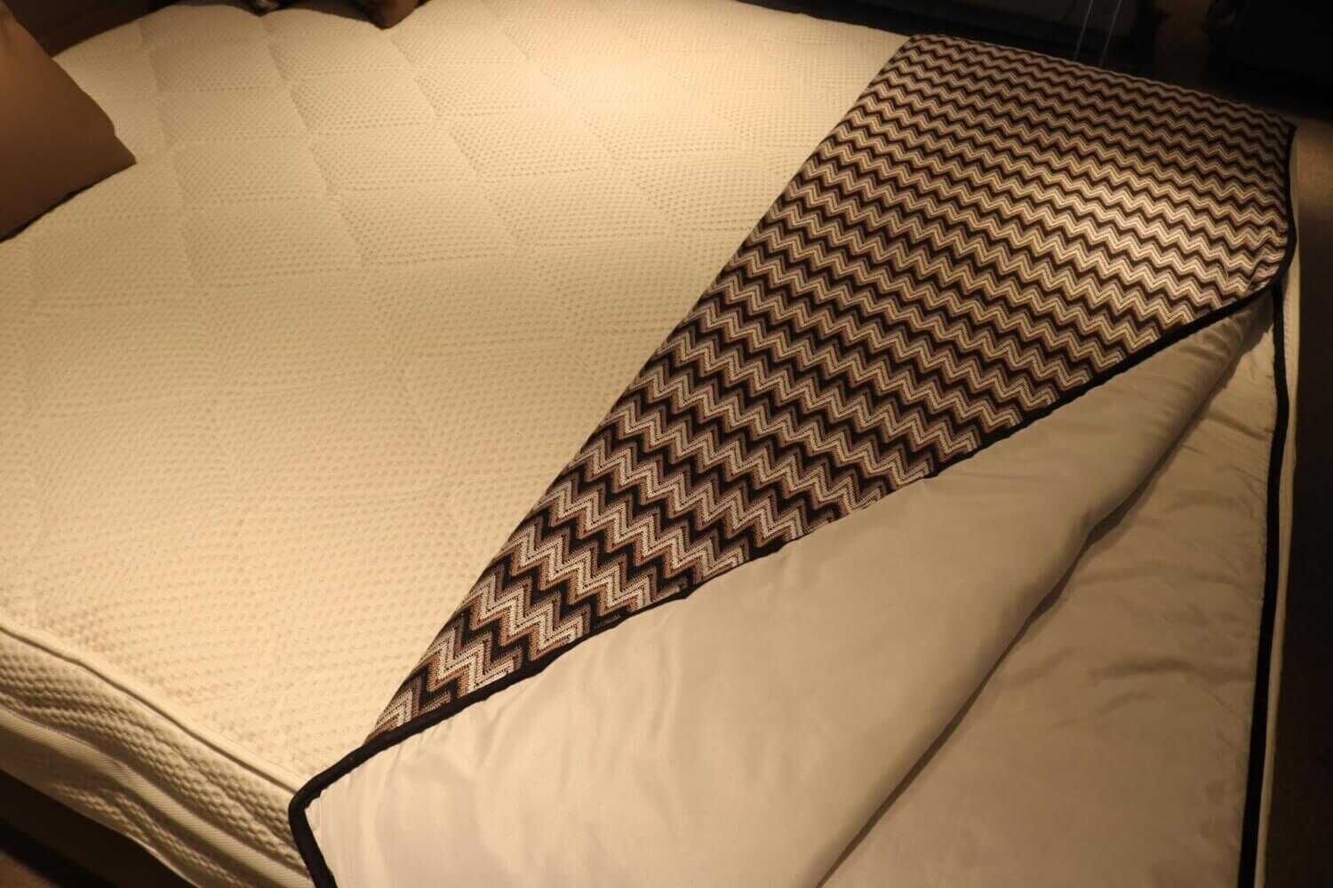 fabric-by-bugatti-bett-prodomo-gold-stoff-braun-mit-matratze-plaid-kissen-5a749bf1dca35d1c93d81cfcb fabric by Bugatti - Bett Prodomo Gold Stoff Braun mit Matratze Plaid Kissen - 4