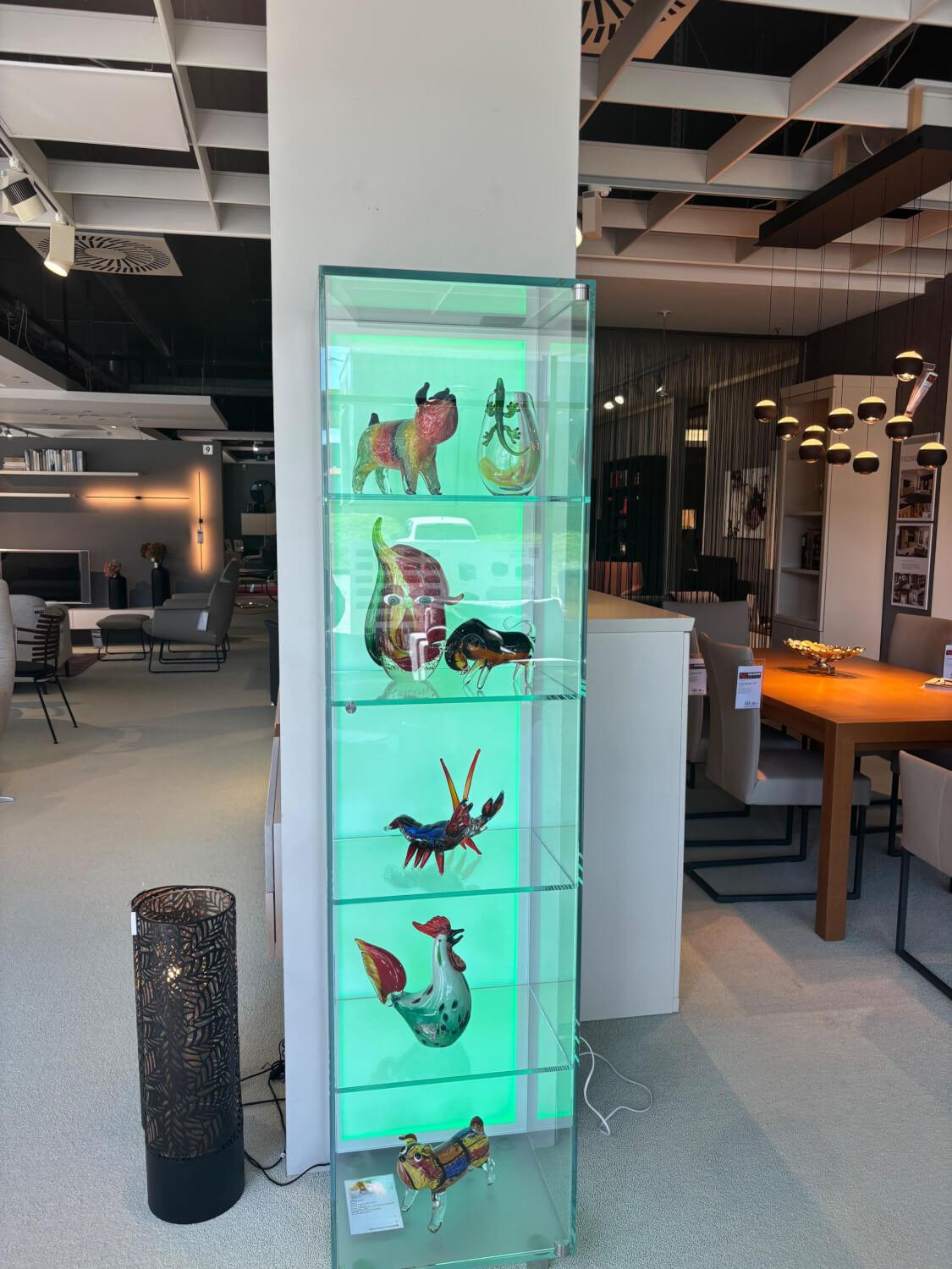 Dreieck - Vitrine Solus Glas Optiwhite Klar Füße Edelstahl Mit LED Beleuchtung - 2