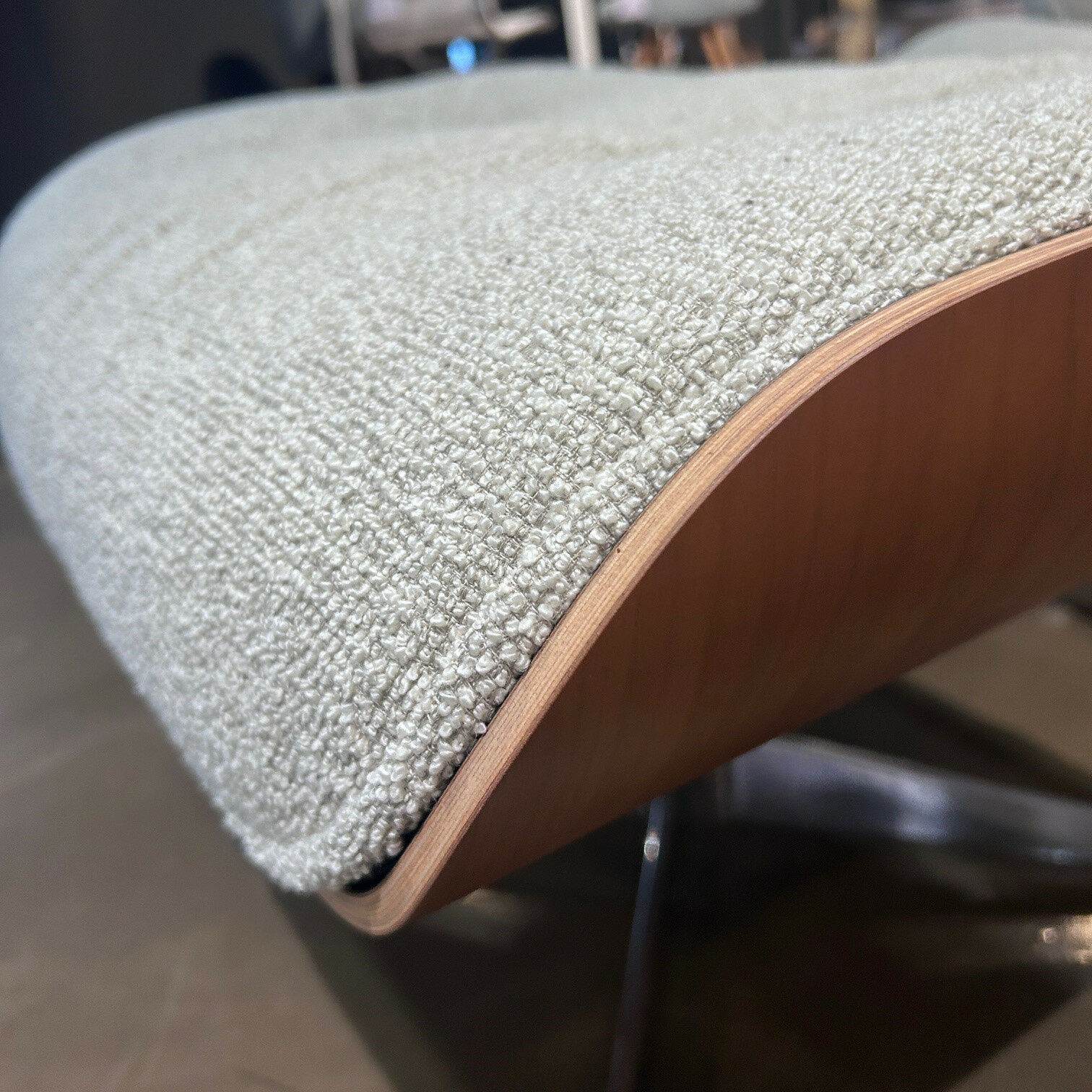 4e5b7abaf56642357b65e4c88e3adc12533f94b6_MF_0021424_001_mf_prop_image4_Sessel_Lounge_Chair_und_Ottoman_mit_Schale_Amerikanisch_Kirschbau