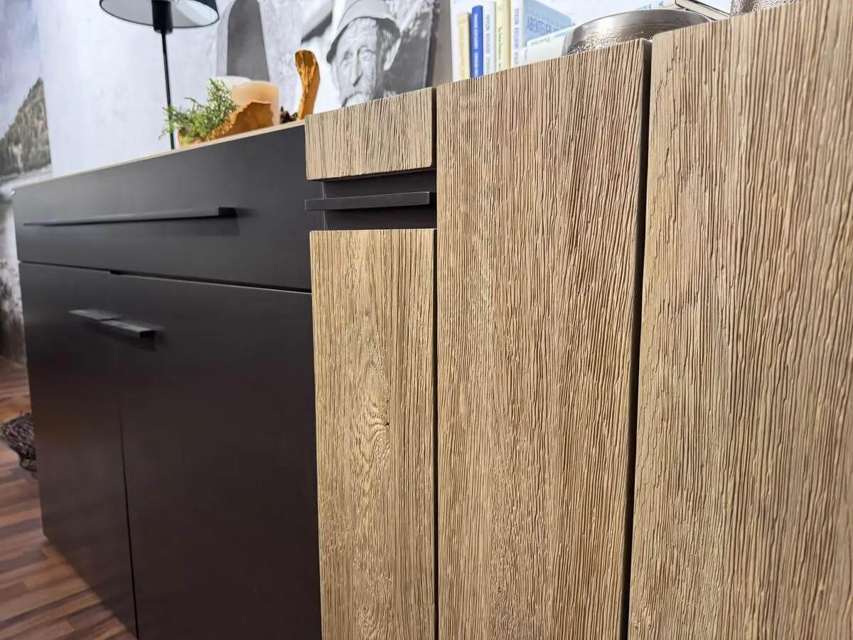Voglauer - Sideboard Vgalvino S16 Alteiche Rustiko Schwemmgrau Lackiert Absetzung Metall Dark Galvano Anthrazit Matt - 5