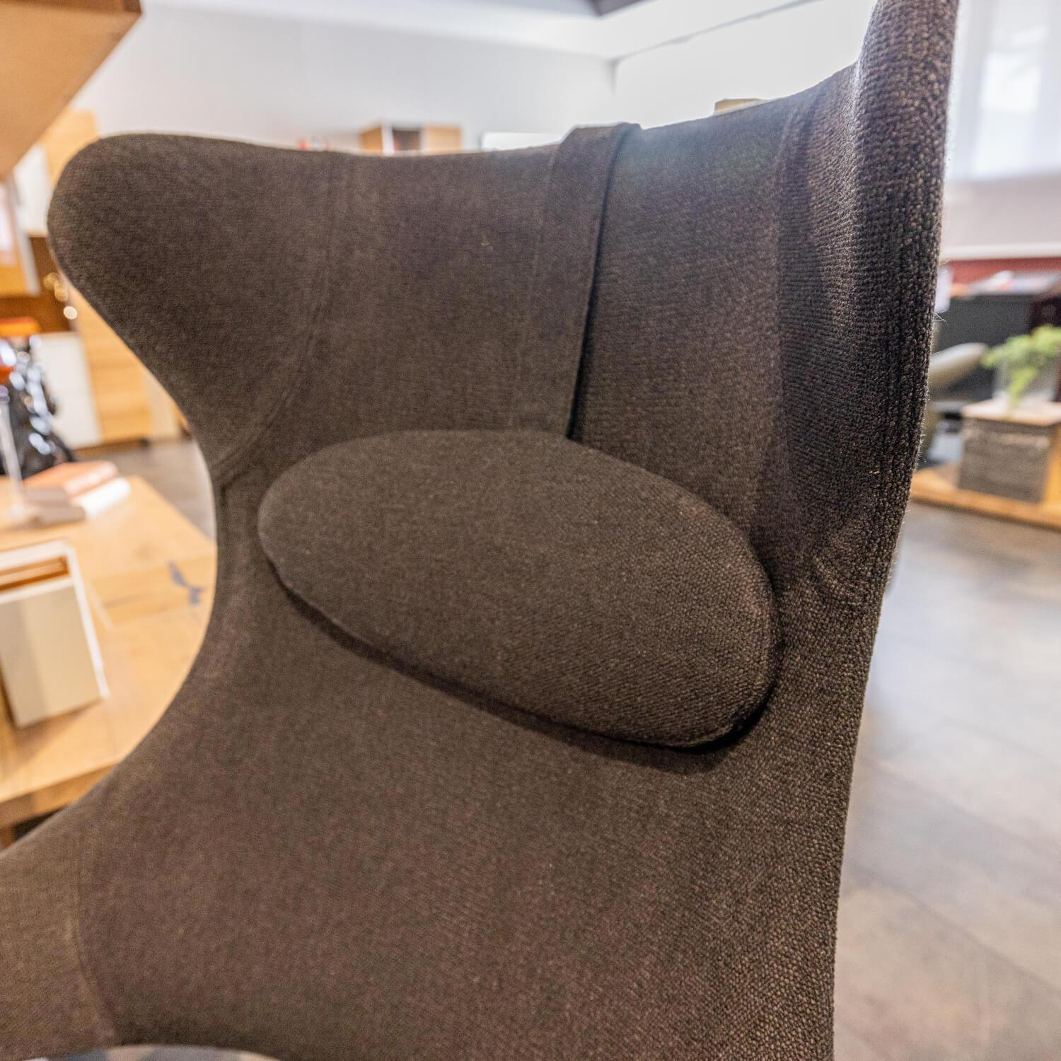 Voglauer - Ohrensessel V-Rock Living Bezug Stoff Curl Black CB Anthrazit Gestell Alteiche Rustiko Gebürstet Inklusive Hocker - 5