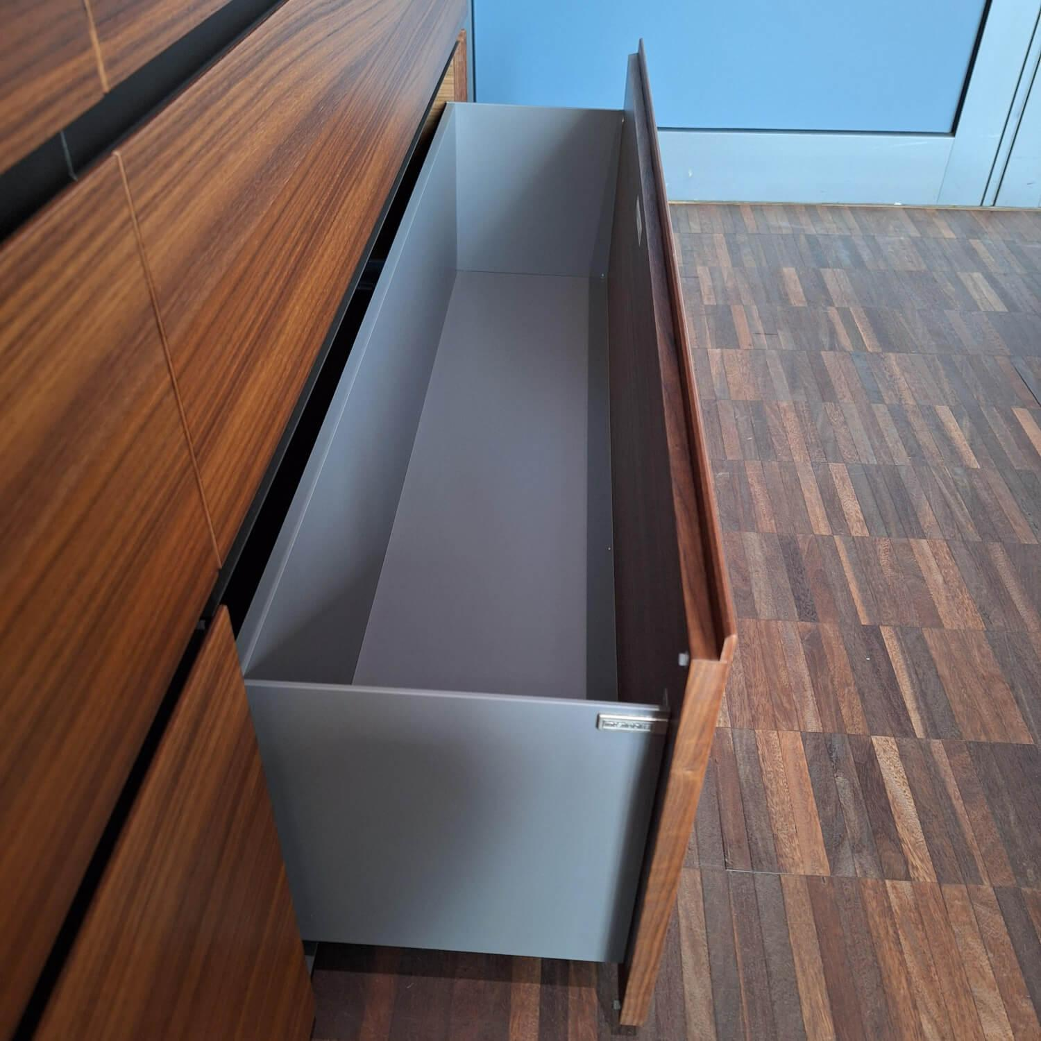 Interlübke - Sideboard Cube Nussbaum Canela Geölt Lederauflage Dunkelbraun Sockel Grau - 9