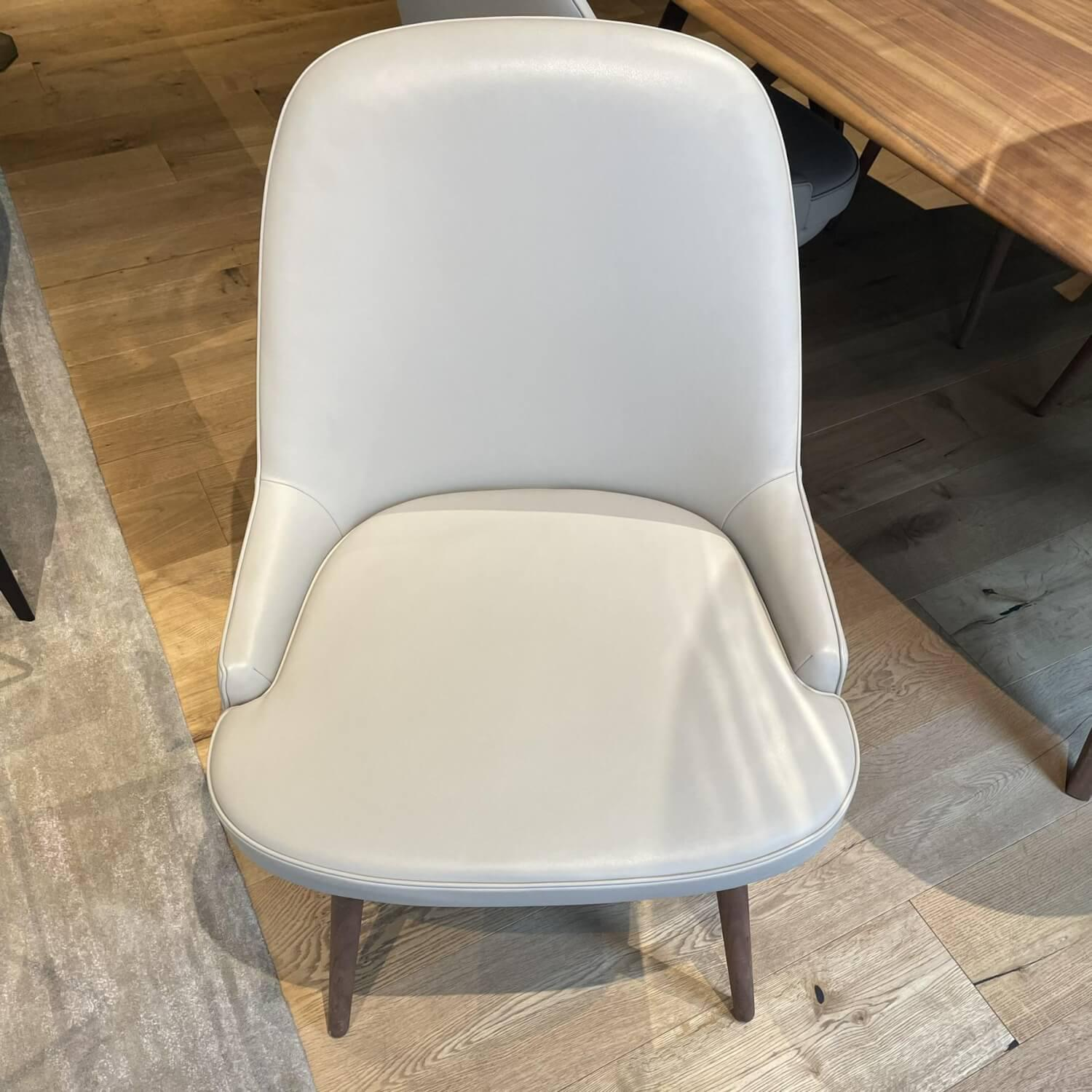 4er-Set Stuhl 375 Chair Leder Cashmere Shell Grau Füße Holz Geölt