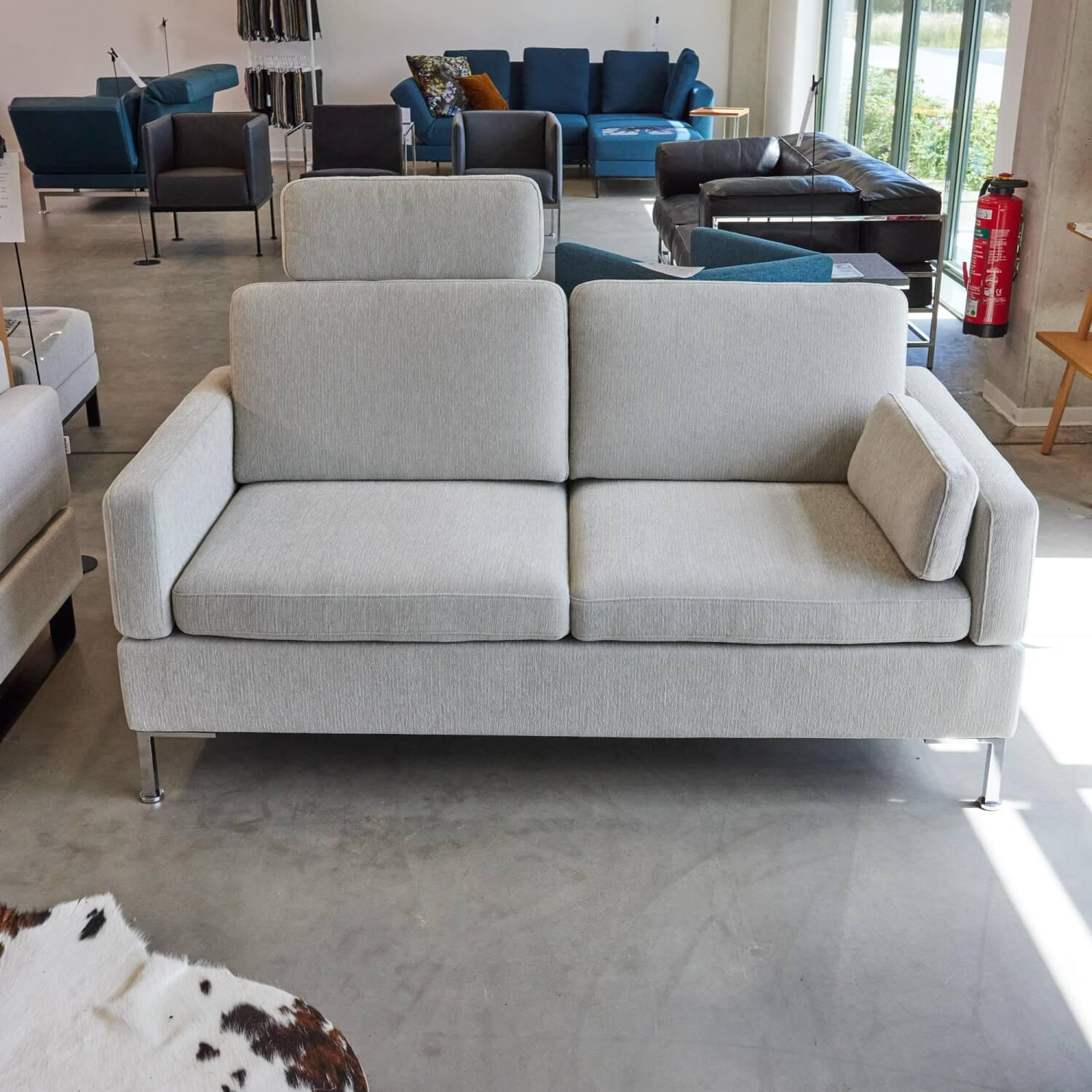 Brühl - Sofa Alba M Stoff 3637 Beige Grau Fuß Chrom Glänzend Mit Integrierten Kopfstützen - 4