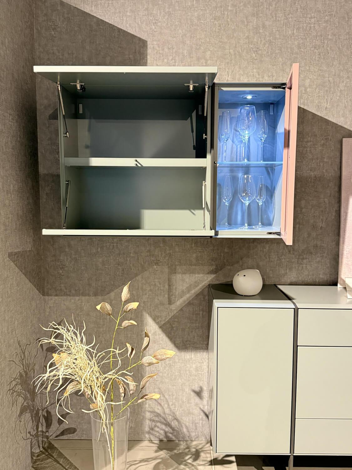 Hülsta - Sideboard Fonis green lacquer pink metal frame structured lacquer anthracite - 2