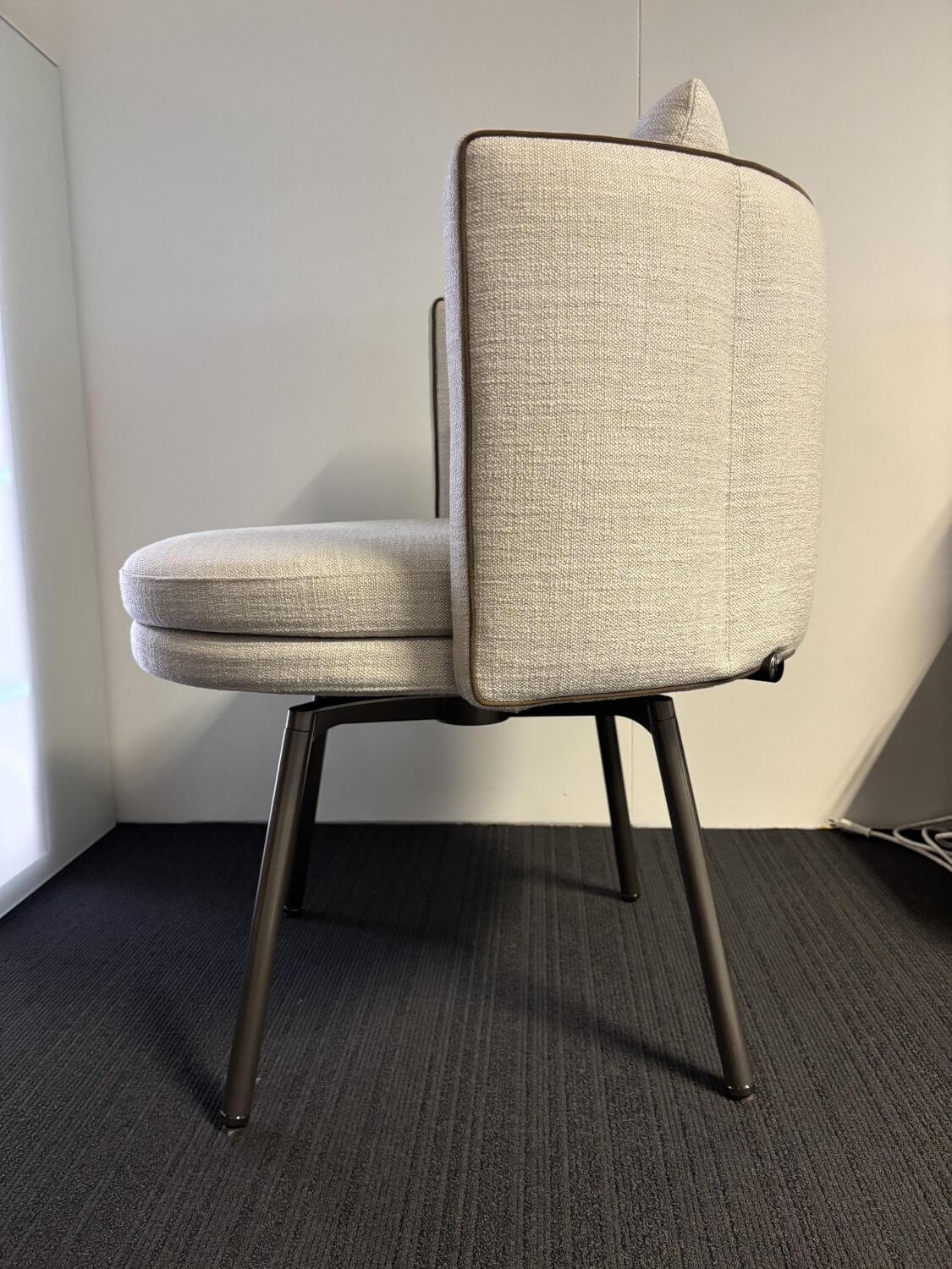 Minotti - Drehstuhl Torii Stoff Ecru Beige Gestell Metall Bronze Drehbar - 4