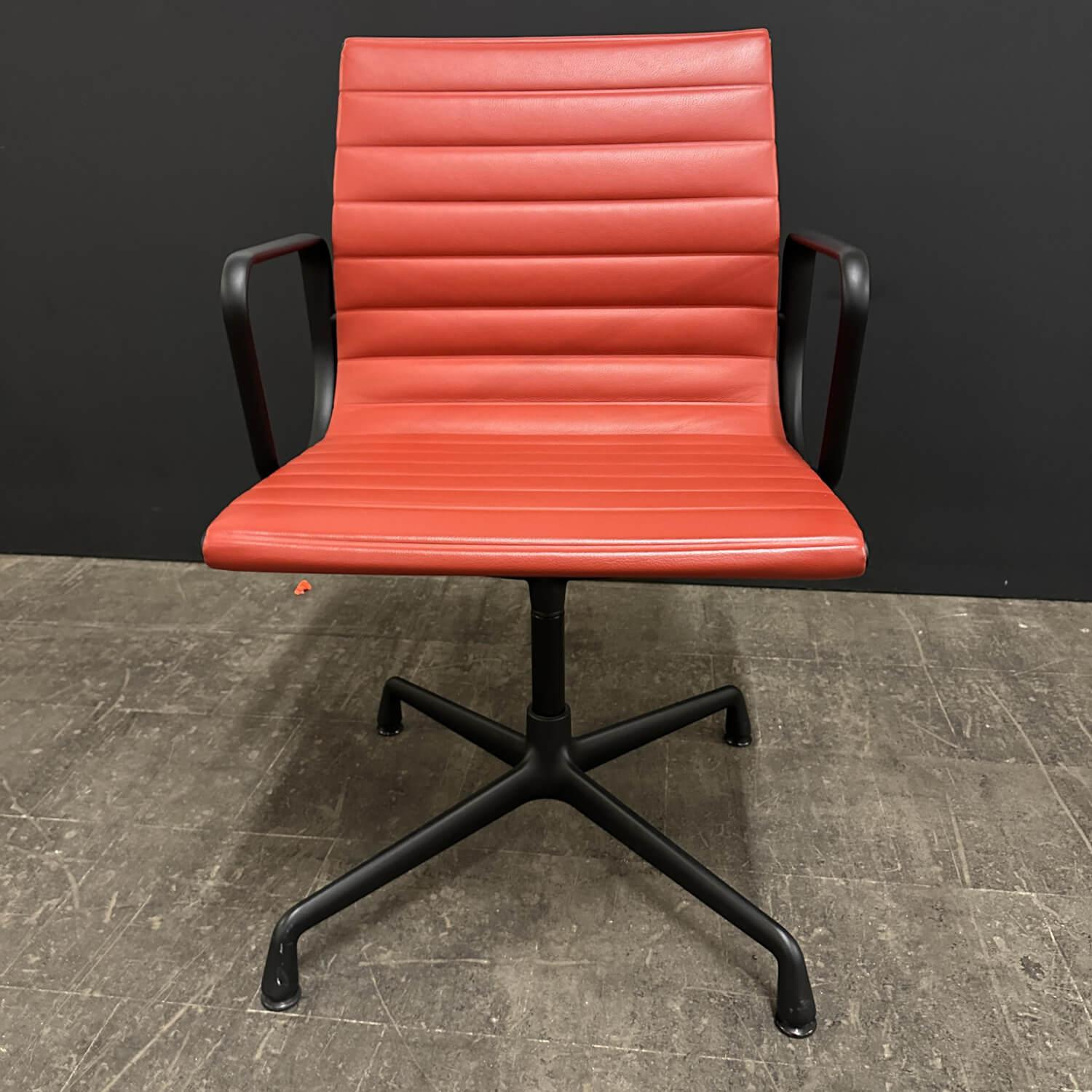 Armlehnstuhl Aluminium Chair EA104 Bezug Leder Rot Stone Gestell Aluminium Schwarz