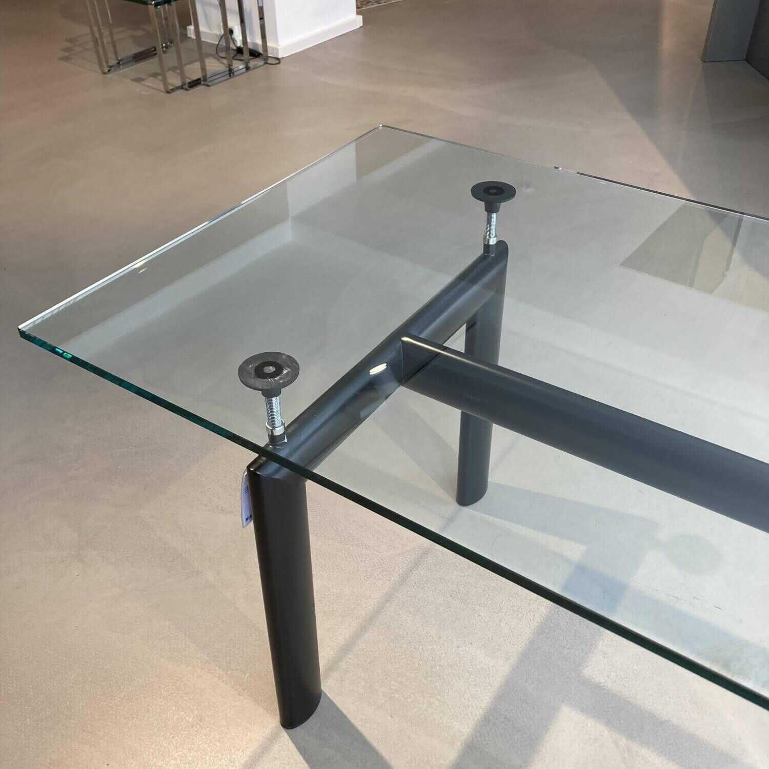 Tisch LC 6 Schwarz Gestell Schwarz Lackiert mit Kristallglasplatte