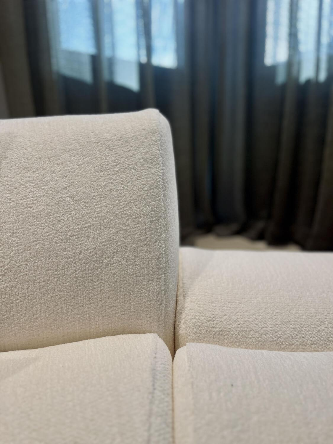 Poliform - Sofa Ernest Stoff E Shedir 01 Anvorio Beige Weiß Inklusive Couchtisch Marmor 11 Classic Travertine Weiß Beige - 7