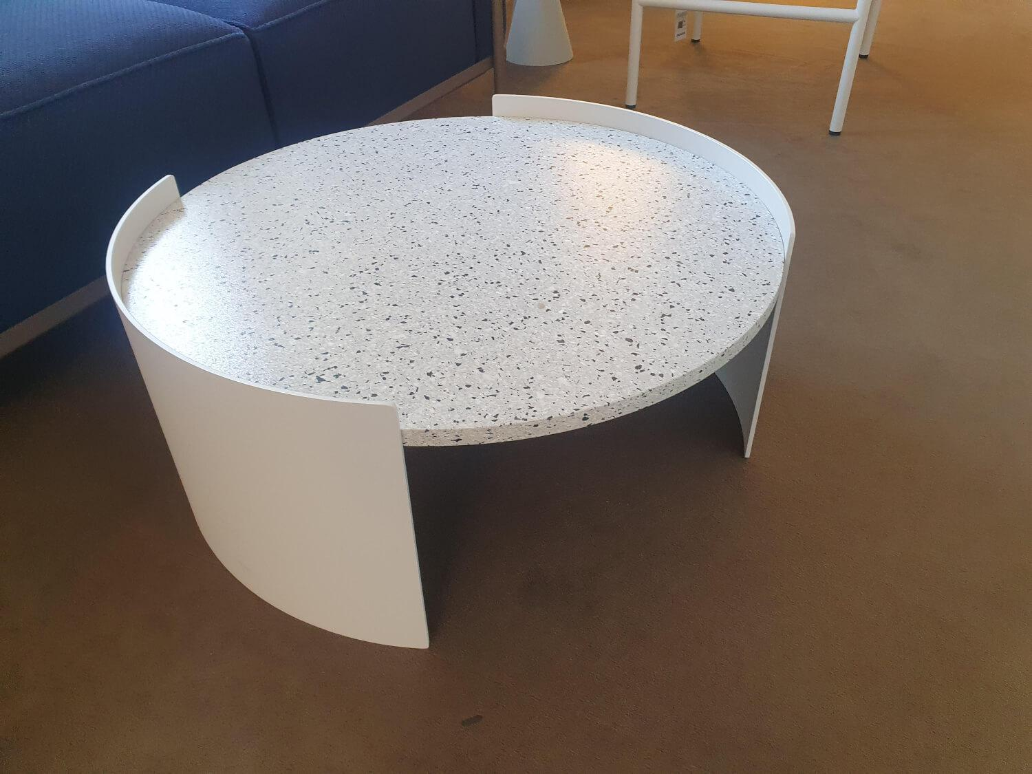 Cassina - Beistelltisch 554 Bowy Outdoor Table Platte Weiß Grau Gestell Aluminium Elfenbein - 6