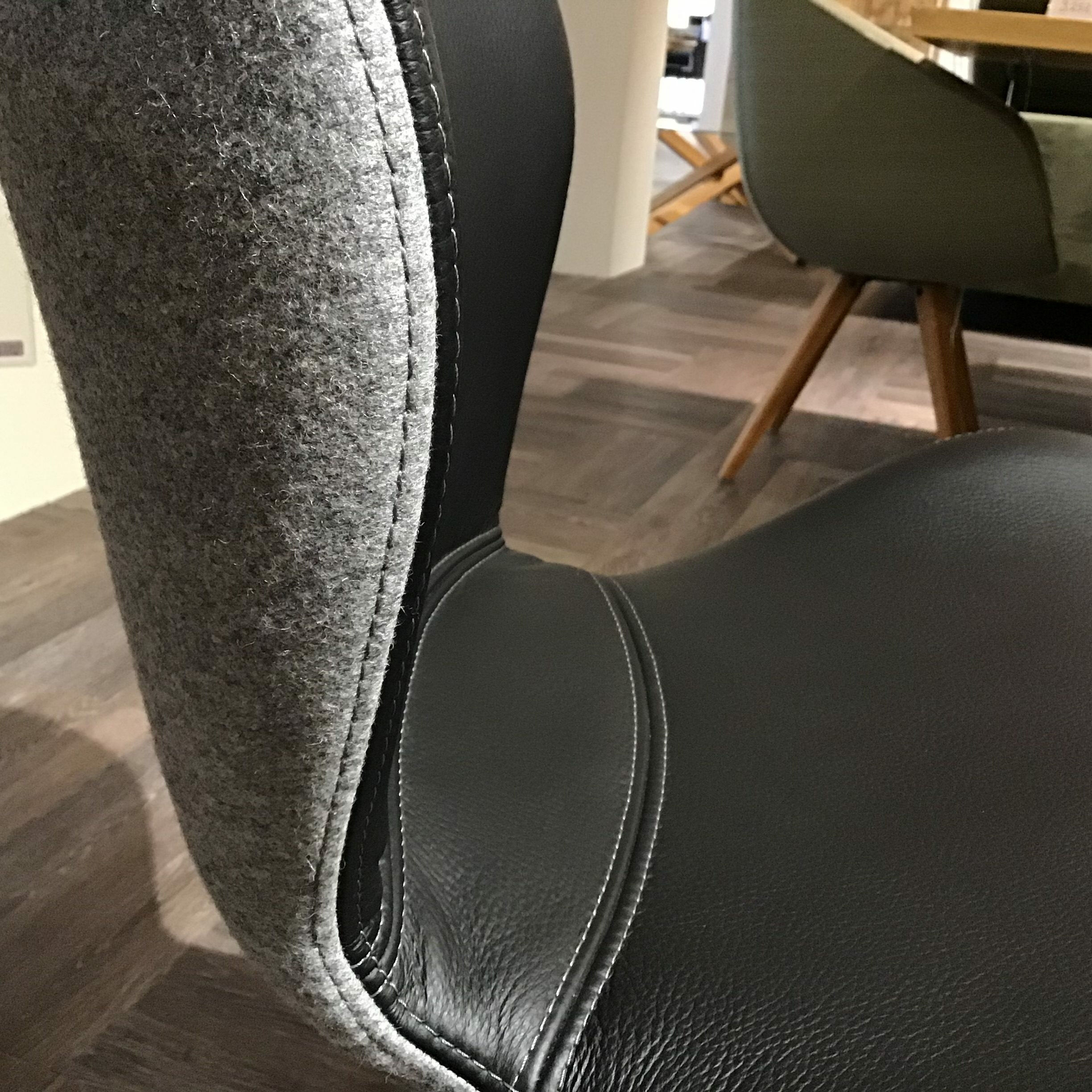 4er-Set Stuhl Wodan Leder Colorado Schwarz Rückseite Stoff Grau Füße Asteiche
