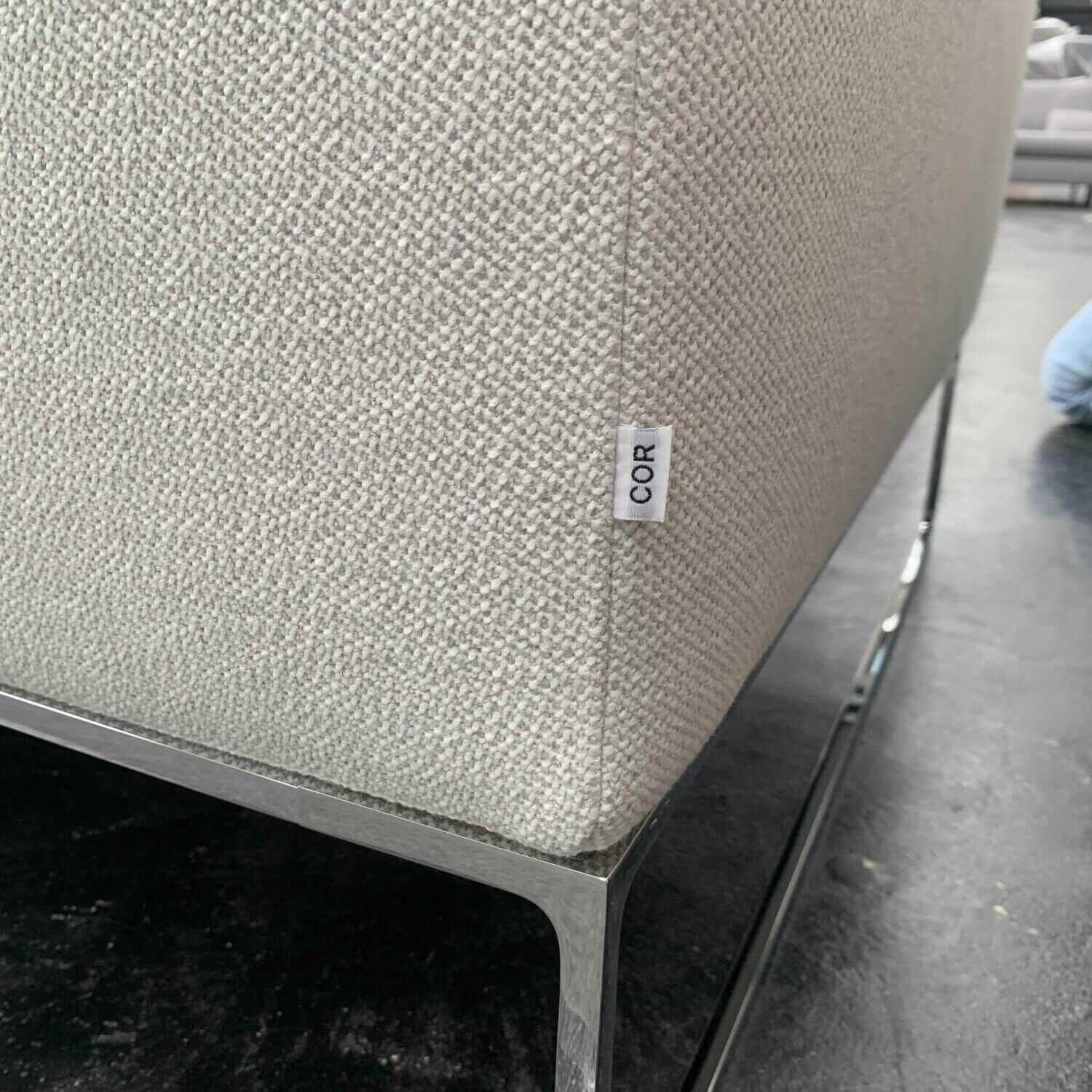 Sofa Mell Lounge Stoff 8070 Kreide Füße Verchromt mit 2 Rückenkissen