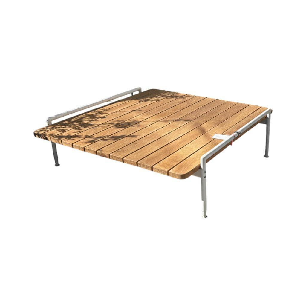 Cassina - Outdoor Couchtisch Esosoft 583 Platte Iroko Massiv Gestell Metall Weiß Lackiert Inklusive Wetterschutzhülle - 1