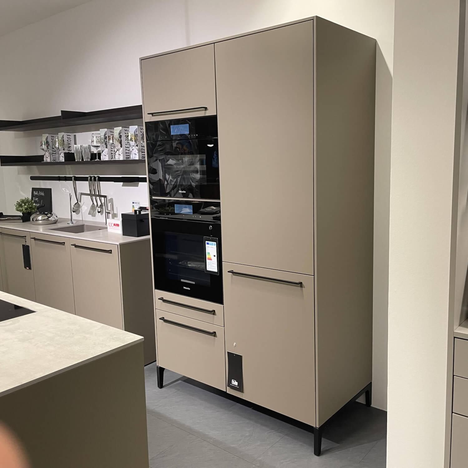 Siematic - Küche Urban SC 45 Front SimiLaque Muskat Samtmatt Beige Grau Absetzung Holzdekor Larix Terra Dunkelbraun Arbeitsplatte Keramik Betonoptik Grau Inklusive Elektrogeräte - 14