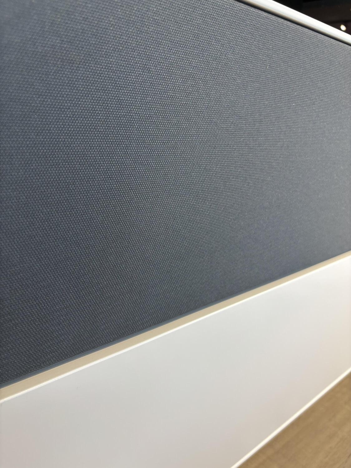 Raum.Freunde - Lowboard Henri MDF Lack Weiß Akustikstoff Graphit Grau Füße Metall Schwarz - 3