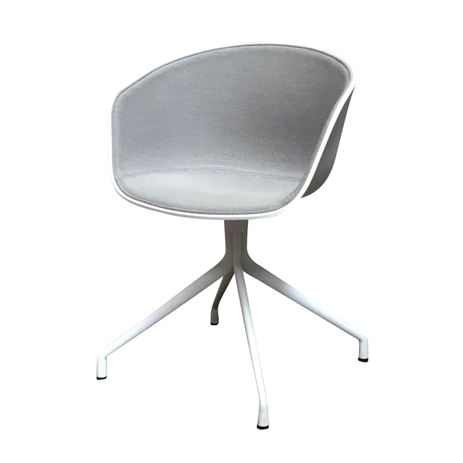Stuhl About A Chair AAC 20 Bezug steelcut Trio/Kvadrat Grau/Beige Drehgestell Weiß