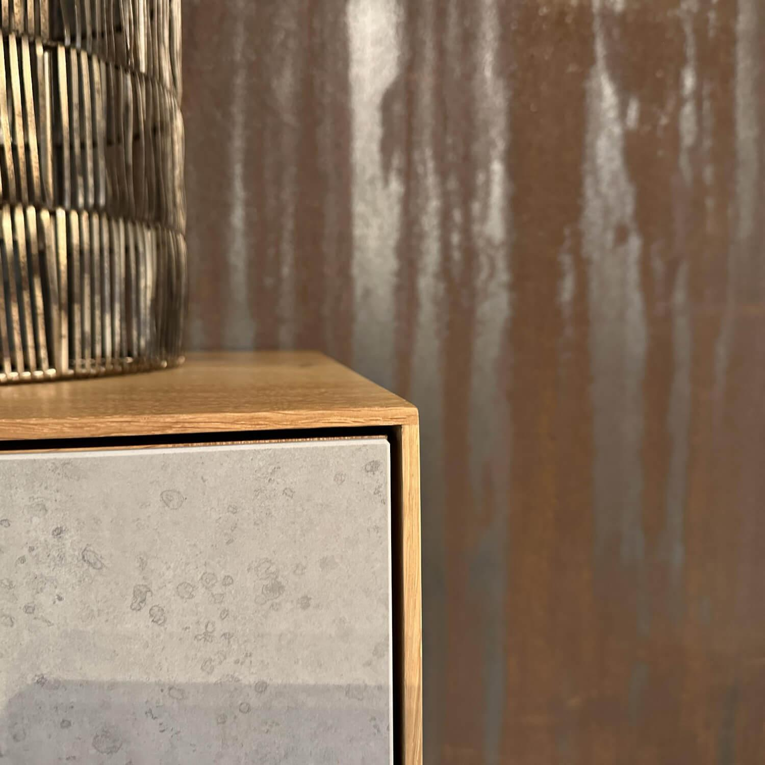 Scholtissek - Schrank Kera Front Keramik Beton Silk Grau Korpus Knorrige Eiche Natur Geölt Gestell Metall Schwarz Lackiert - 5