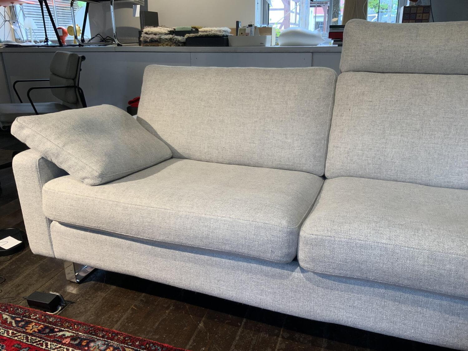 COR - Sofa Conseta Stoff 93 Lichtgrau Kufen Chrom mit 2 Armlehnkissen und Kopfstütze - 14