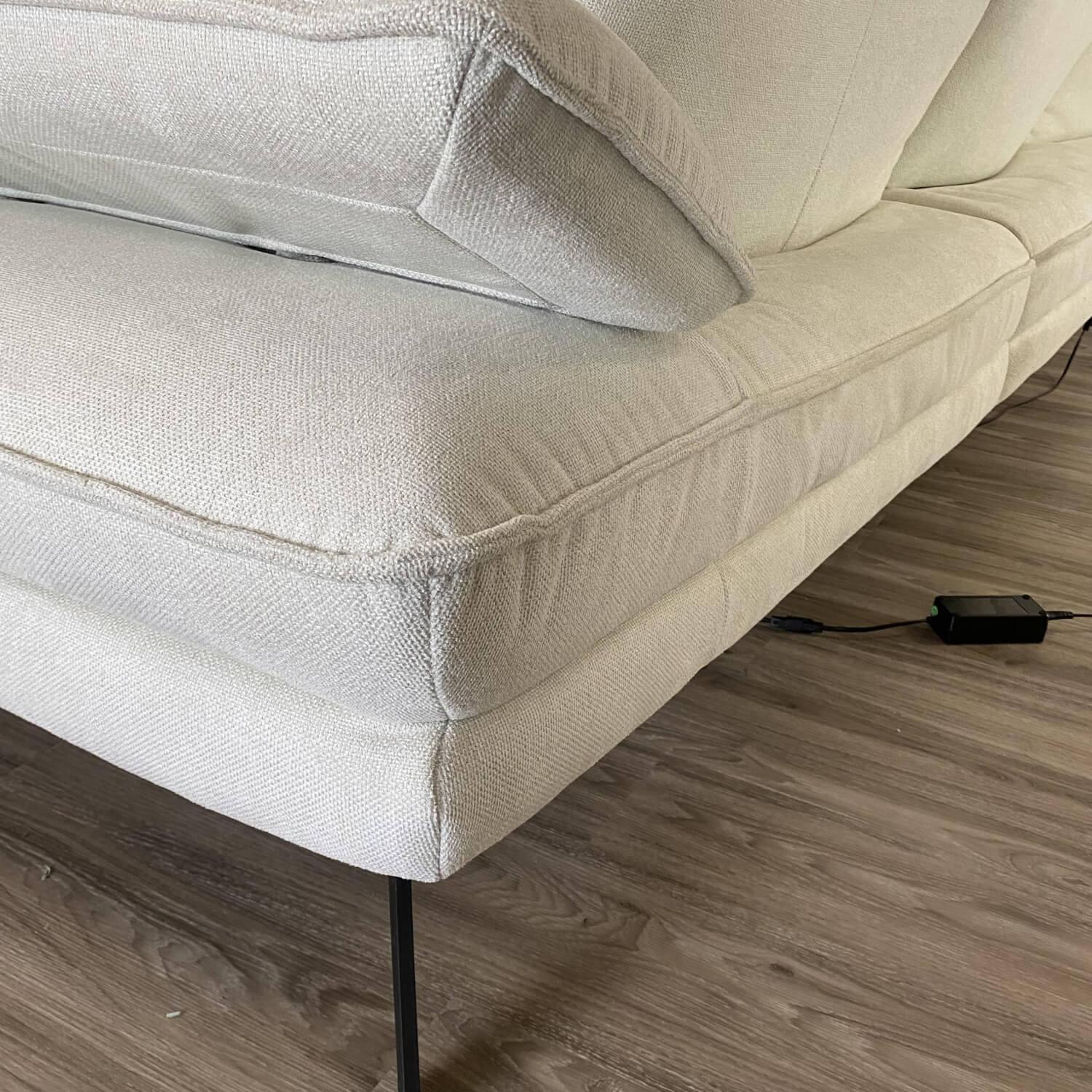 Hukla - Ecksofa Henner Stoff Cyber Cyber Natur Grau Beige Creme Gestell Und Füße Edelstahl Lackiert Schwarz Mit Elektrischer Fußablage Inklusive Hocker Und 4 Kissen - 5