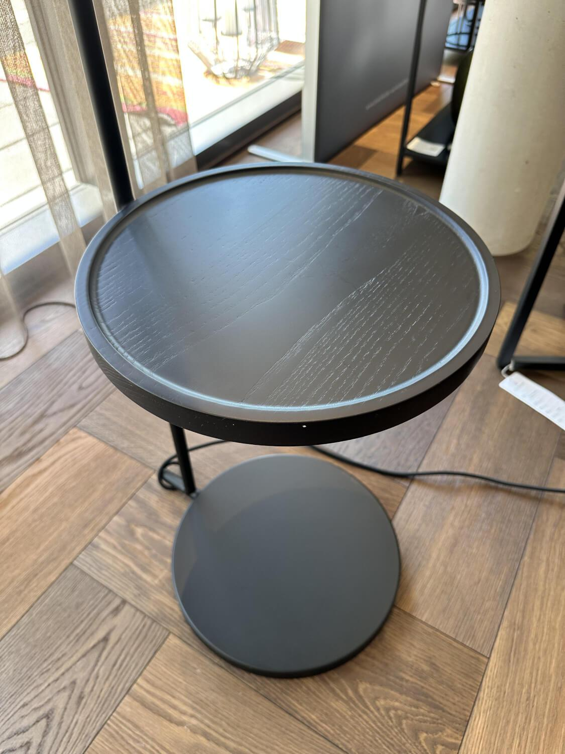 Bielefelder Werkstätten - Stehlampe Archetype Schirm Metall RAL 9005 Tiefschwarz Fuß Metall RAL 9005 Tiefschwarz Abstellplatte Esche Schwarz Gebeizt - 2