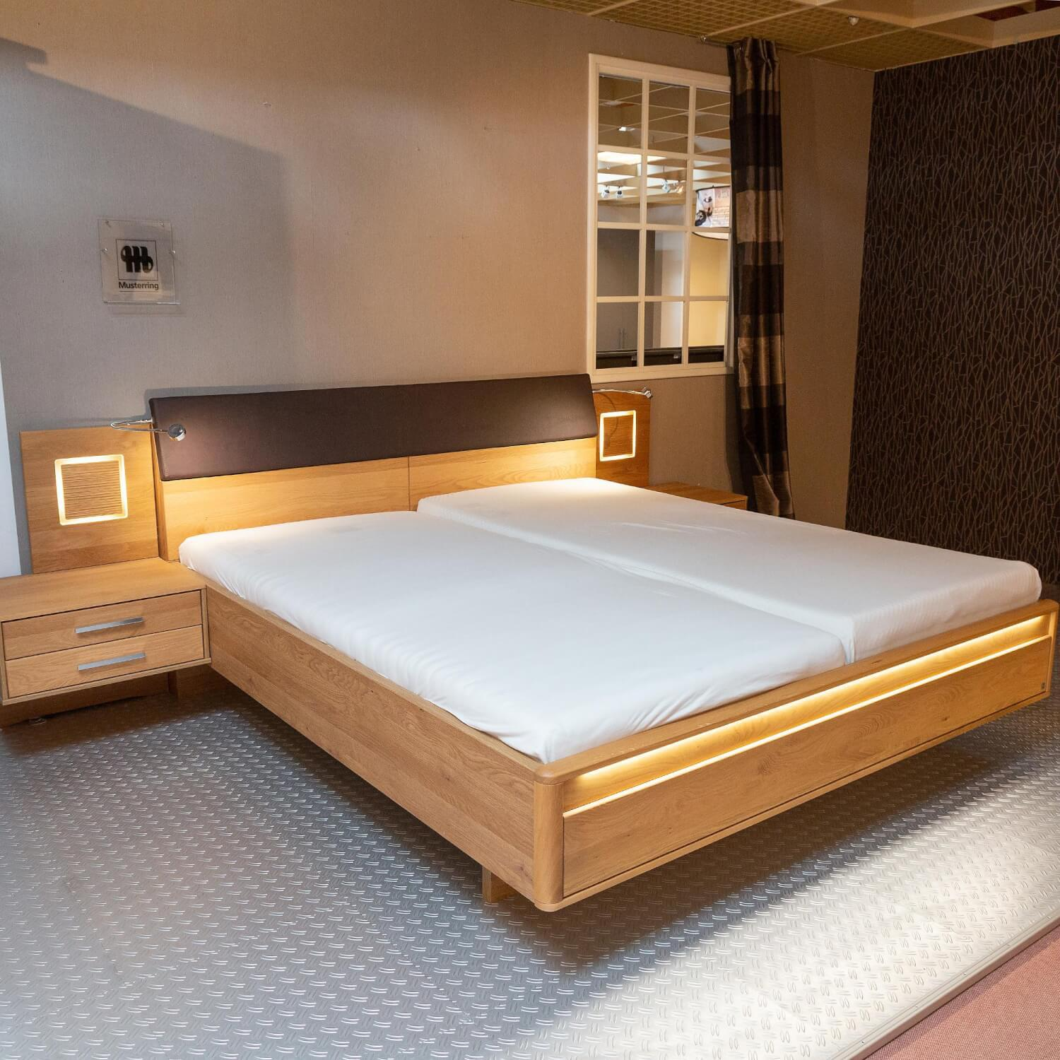 Schlafzimmer MR Samoa Eiche Teilmassiv Drehtürenschrank Bett Konsolenpaar