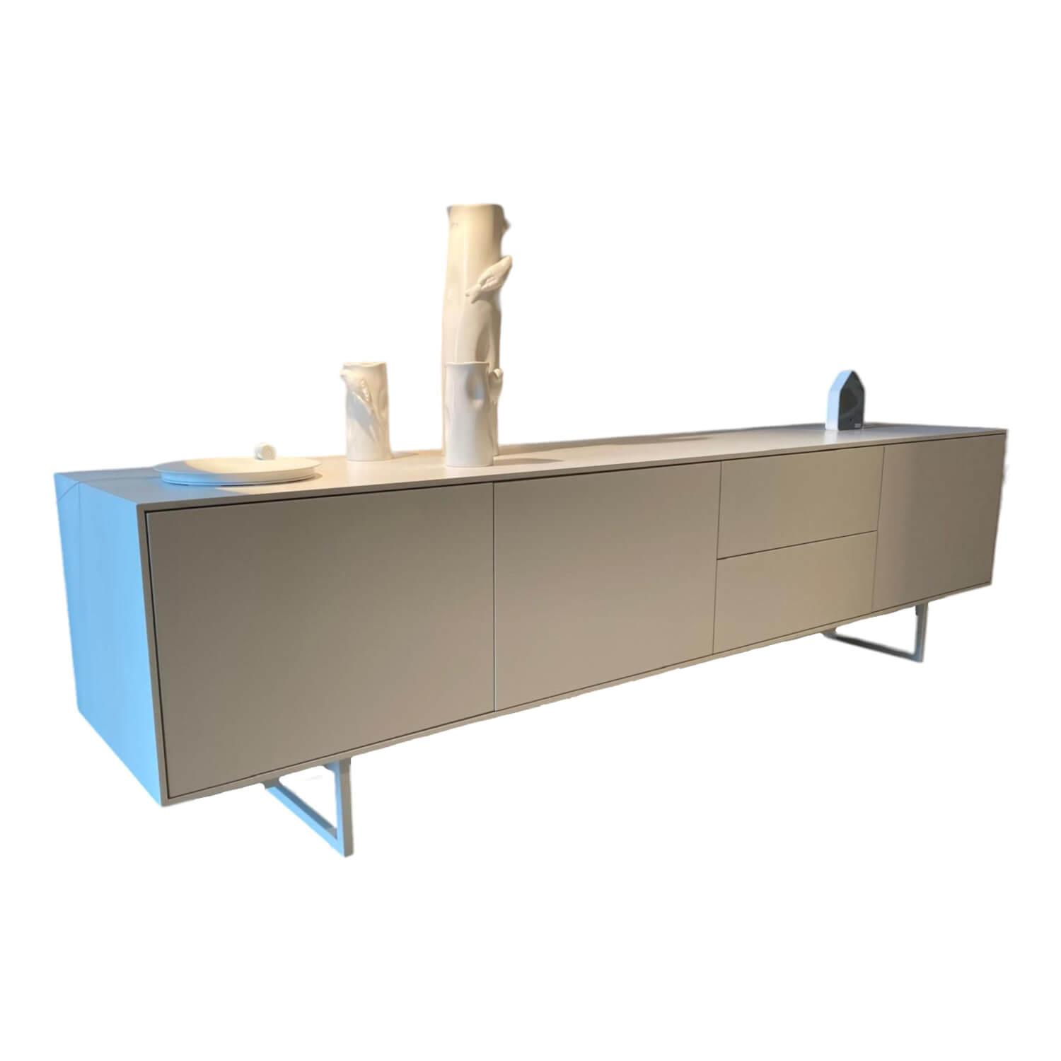 Pastoe - Sideboard Noon Außen Lack Snow White Weiß Innen Struktur Weiß Mit Kabelauslass Ohne Dekoration - 1