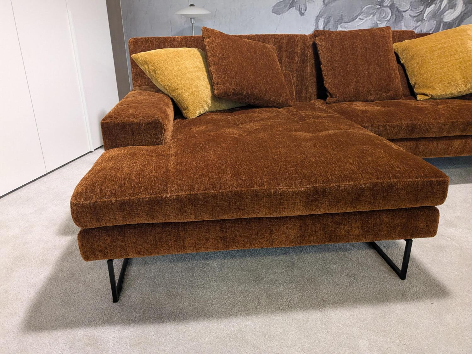 Brühl - Ecksofa Amber Stoff 44 0050 Orange Füße Verchromt mit 5 Kissen - 3