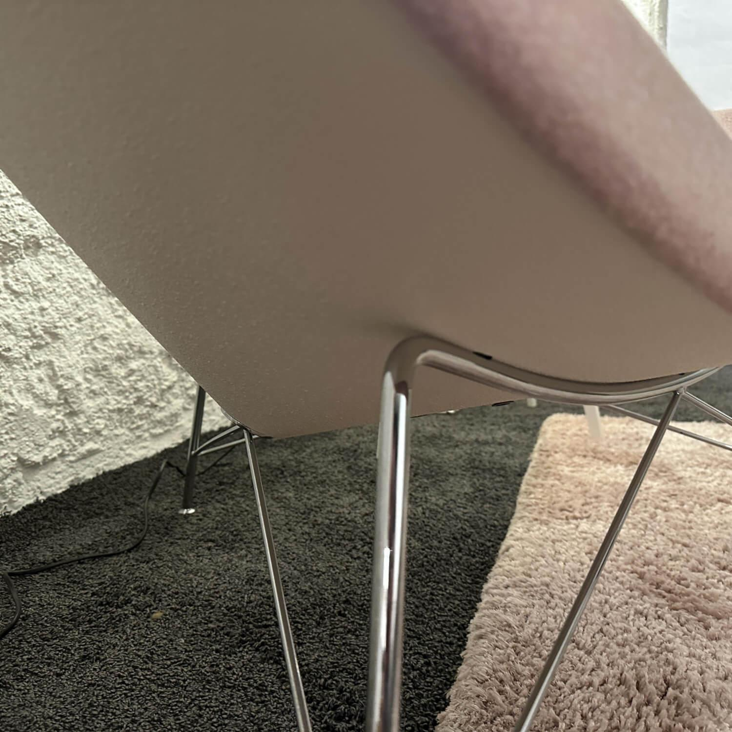 Sessel Coconut Chair Schale Kunststoff Weiss Bezug Stoff Divina 613 Hellrot Gestell Verchromt