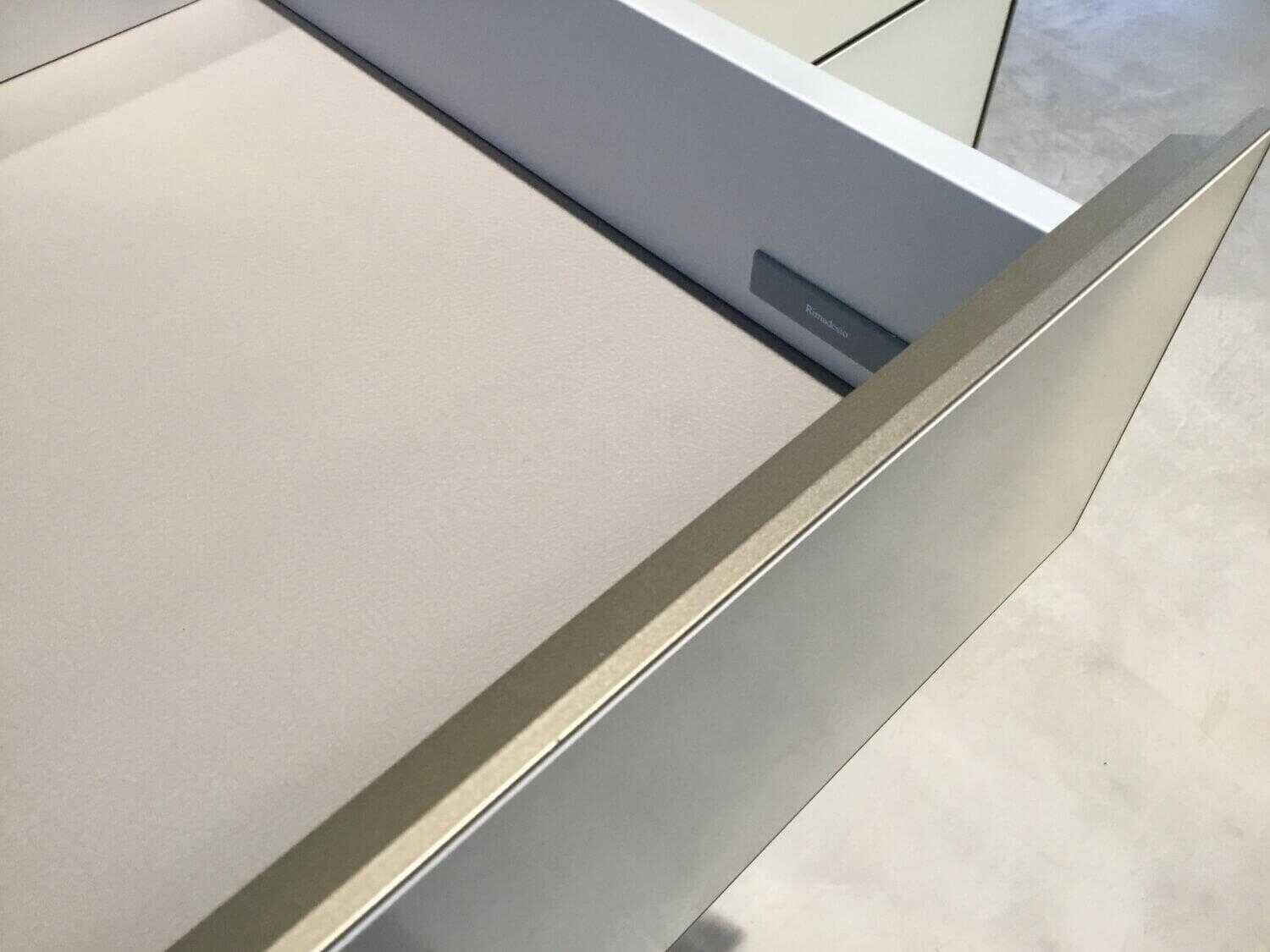 rimadesio-highboard-self-bold-metall-glas-calacatta-marmor-7a0d00cccbcdjcNKQOaLhdVHr Rimadesio - Highboard Self Bold Metall Glas Calacatta Marmor - 3