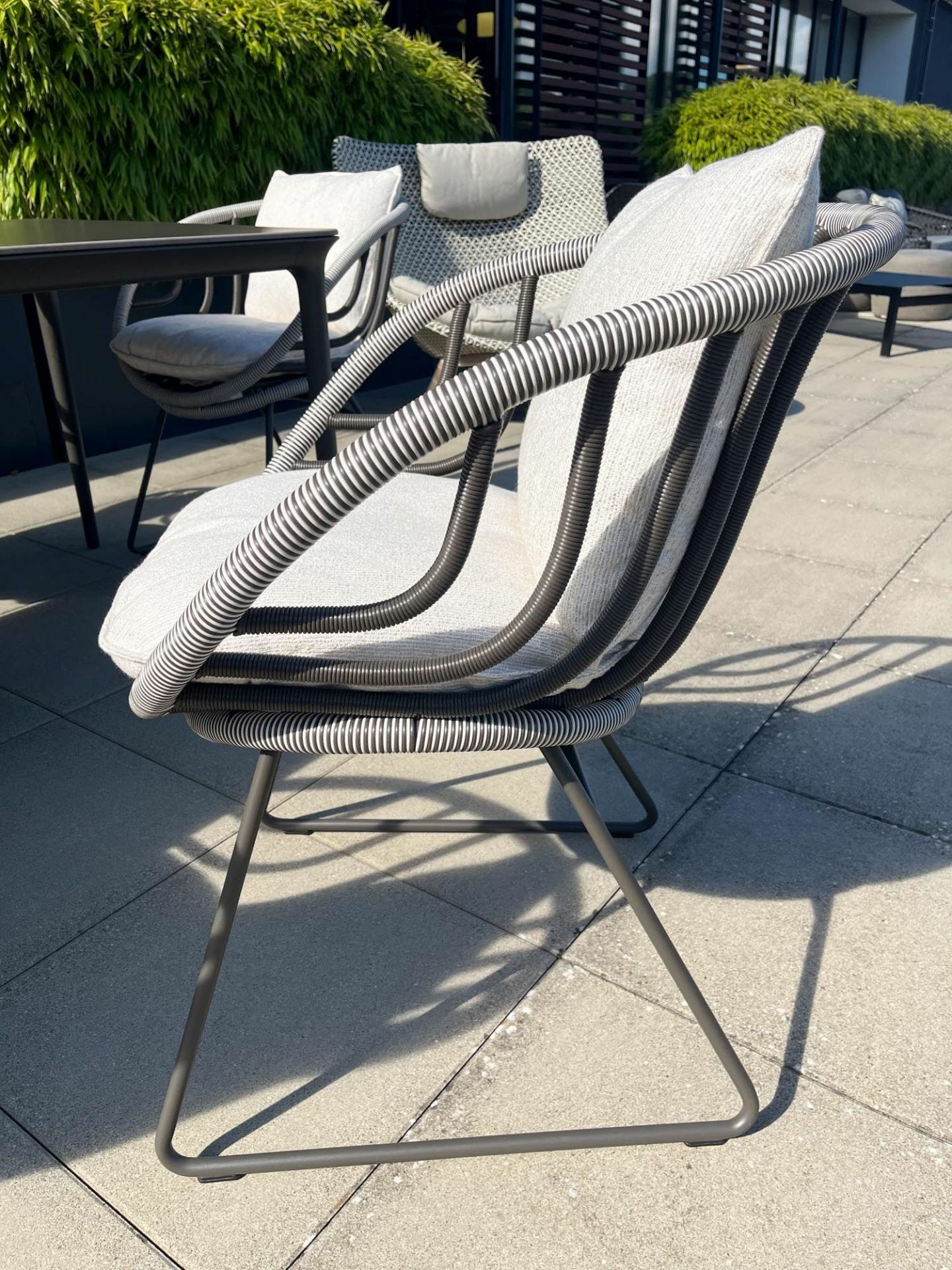 DEDON - Armlehnstuhl Kida CJD Geflecht Shade Touch Grau Weiß Kissen Stoff Caleo Breeze Grau Gestell Aluminium Black Pepper Schwarz Pulverbeschichtet - 4