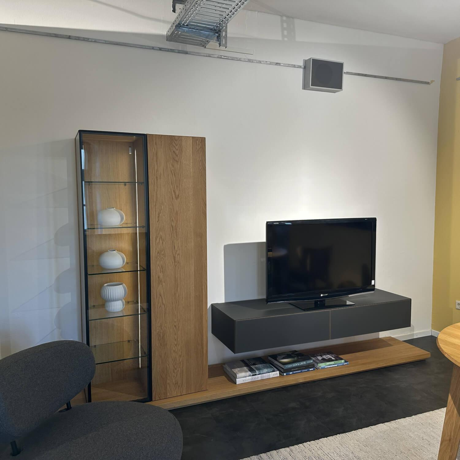 Team 7 - Wohnwand Eiche Natur Geölt Farbglas Graphitgrau Matt Vitrine Rauchglas Inklusive LED Beleuchtung - 4