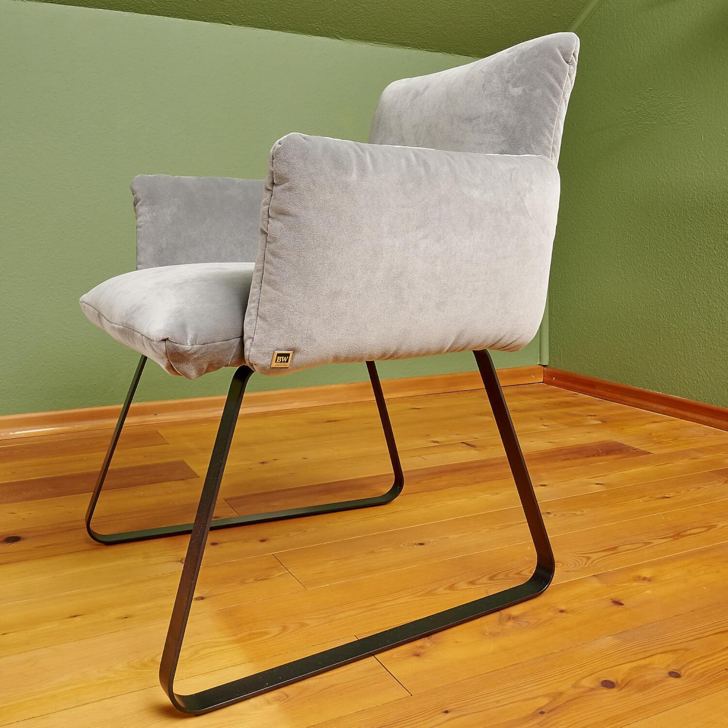 Bielefelder Werkstätten - Stuhl Heaven Dining Mit Armlehnen Stoff City Velvet Reloaded Grau Kufe Metall Schwarz - 5