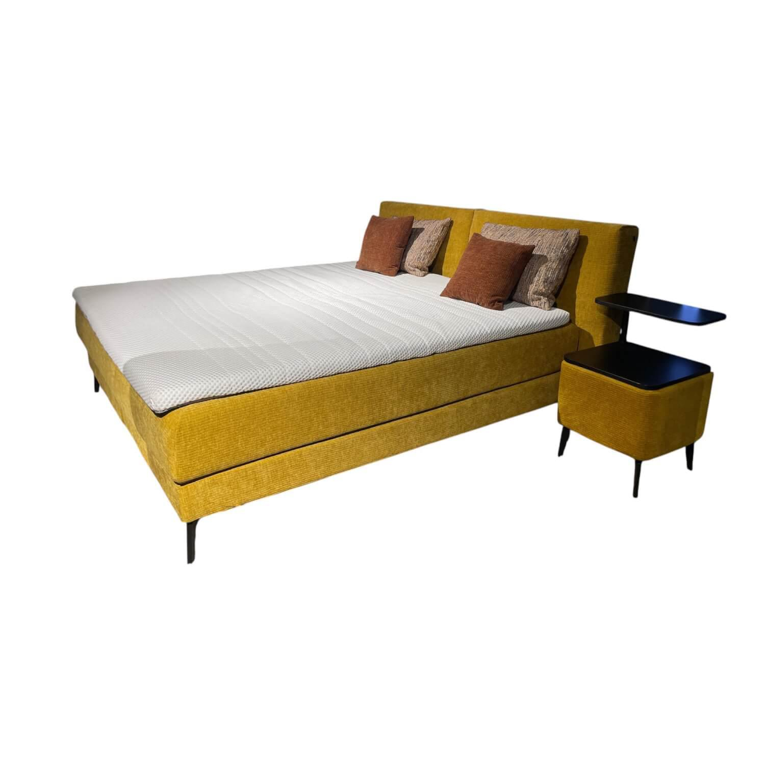 Hukla - Boxspringbett Highland R Stoff Maranta Curry Gelb Fuß W010 Metall Schwarz Inklusive Nachtkonsolen - 1