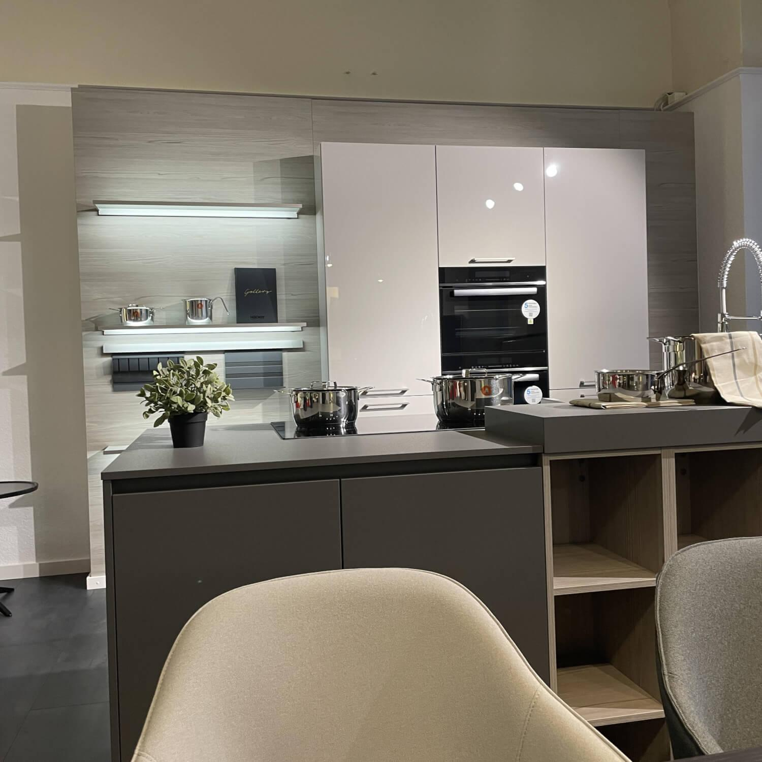 Siematic - Küche Urban SC 45 Front SimiLaque Muskat Samtmatt Beige Grau Absetzung Holzdekor Larix Terra Dunkelbraun Arbeitsplatte Keramik Betonoptik Grau Inklusive Elektrogeräte - 13