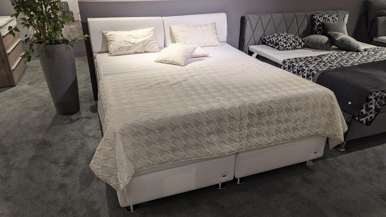 RUF Betten - Boxspringbett Veronesse Stoff 6150 Weiß Und  8460 8440 Grau Weiß Füße Chrom Inklusive Matratzen Mit Plaid Und 4 Kissen - 4