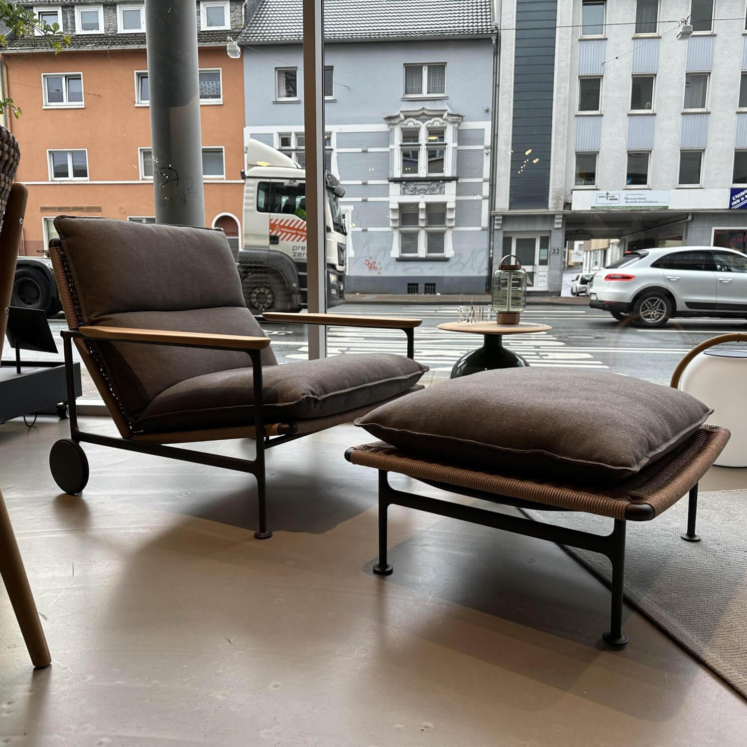 Gloster - Outdoor Loungesessel Zenith Geflecht Kunststoff Wheat Braun Gestell Aluminium Meteor Schwarz Pulverbeschichtet Mit Hocker - 6