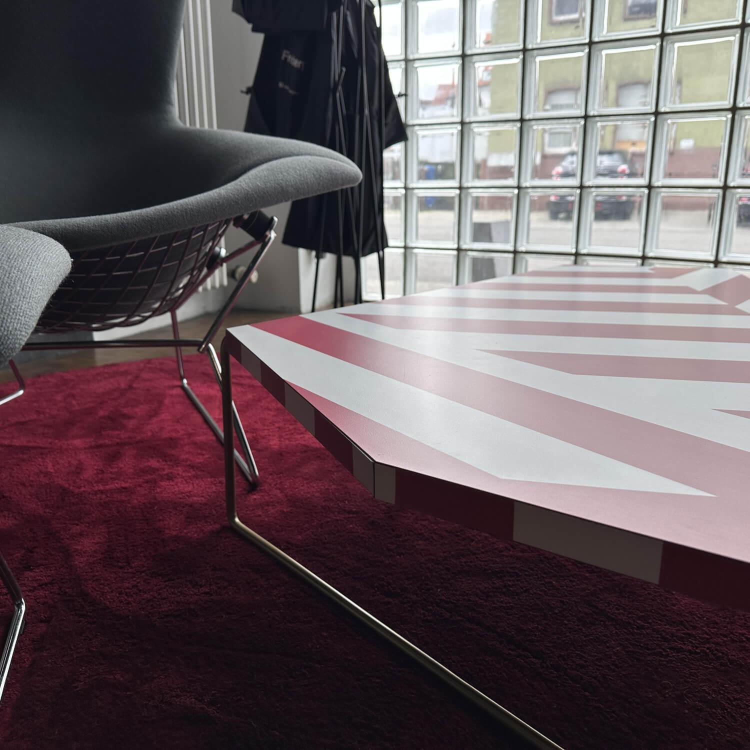 Driade - Couchtisch Zagazig Platte Laminat Rot Weiß Gestreift Gestell Stahl Gold Lackiert - 3