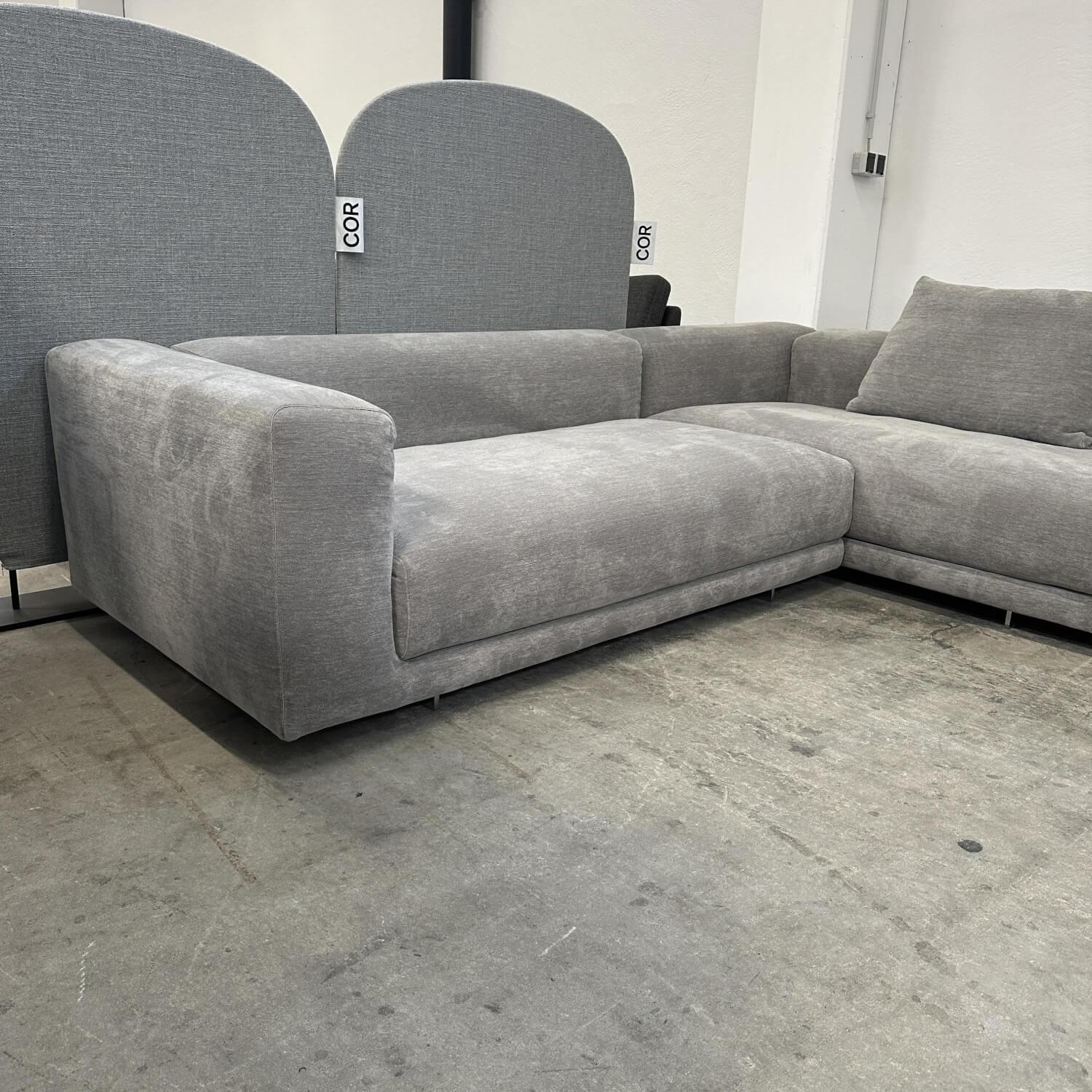 COR - Ecksofa Moss Stoff 8142 Paspel 13 Grau Füße Verchromt Inklusive Rückenkissen - 4