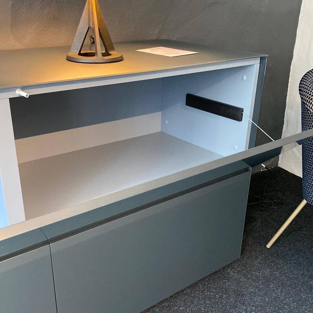 Formeins - Sideboard F10 Mattlack Korpus Sky Grau Front Lava Blaugrau Offenes Fach Nussbaum Ohne Lampe - 5